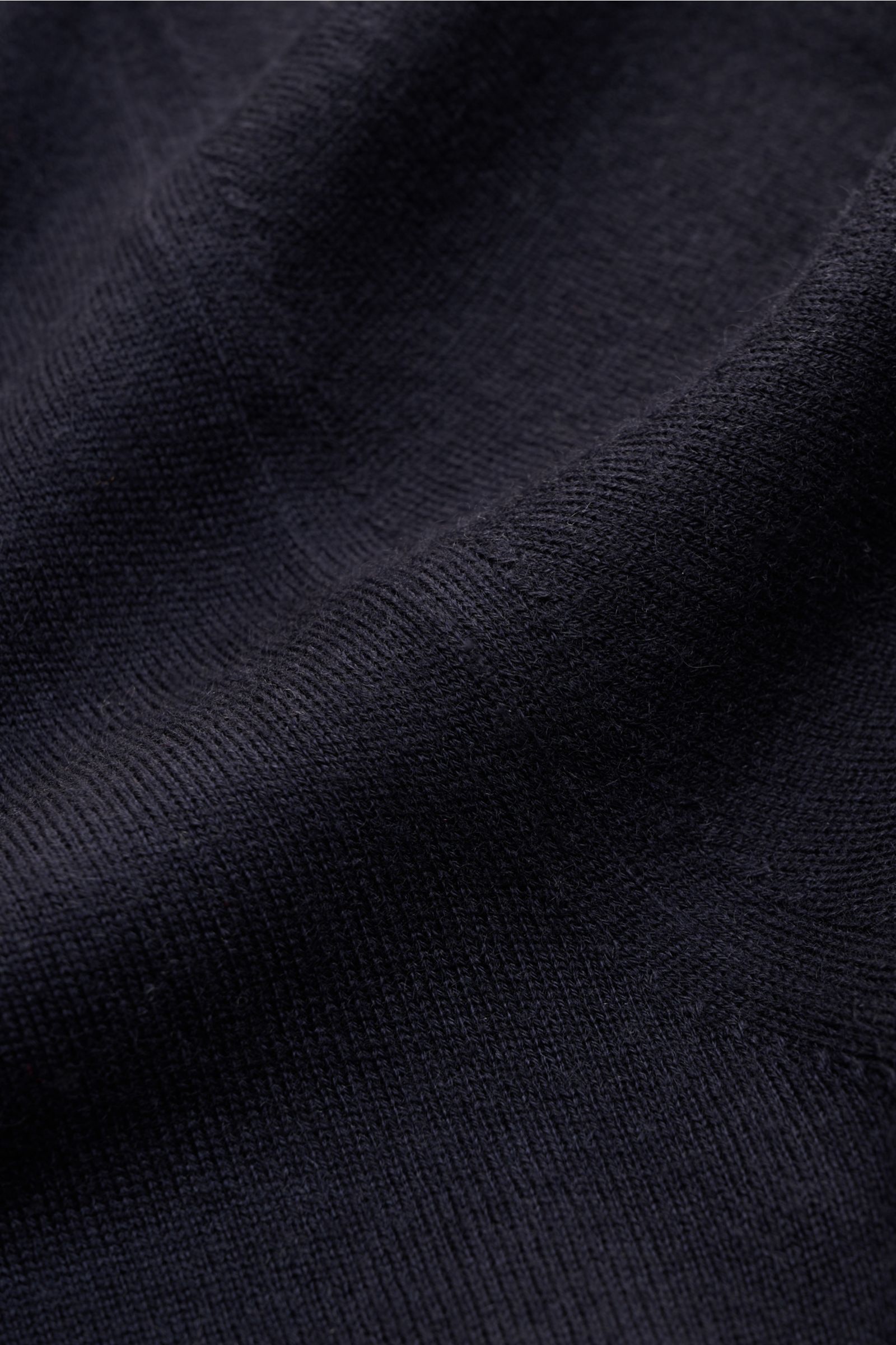 Agnona Cashmere Rundhalspullover navy in Nahaufnahme, feines Strickbild, reiner Cashmere, weicher Griff, Rippbündchen, Regular Fit.