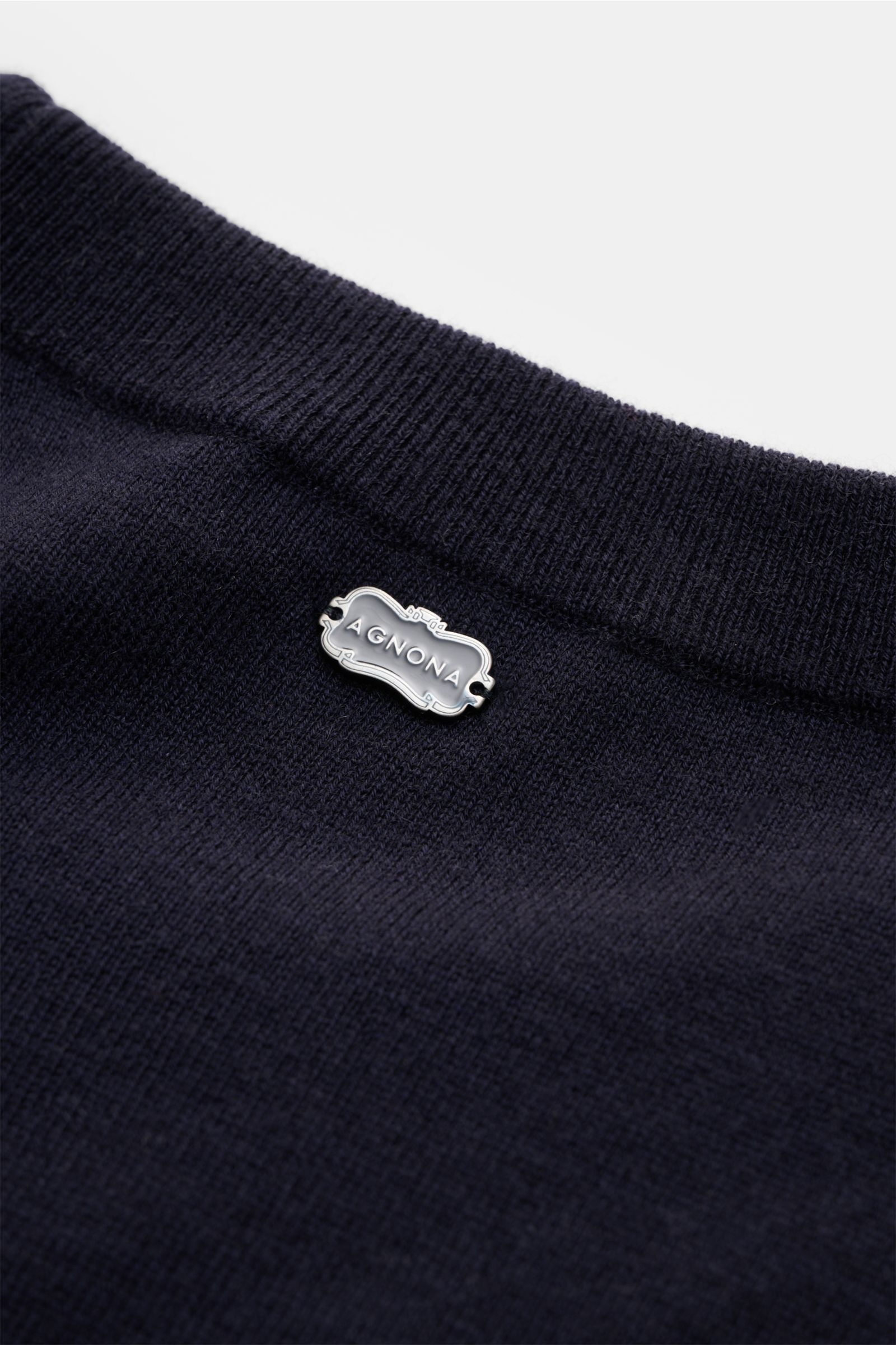 Agnona Cashmere Rundhalspullover navy, Detailaufnahme von hinten mit feinem Strickbild, weichem Griff, Rippbündchen und Metalllabel.