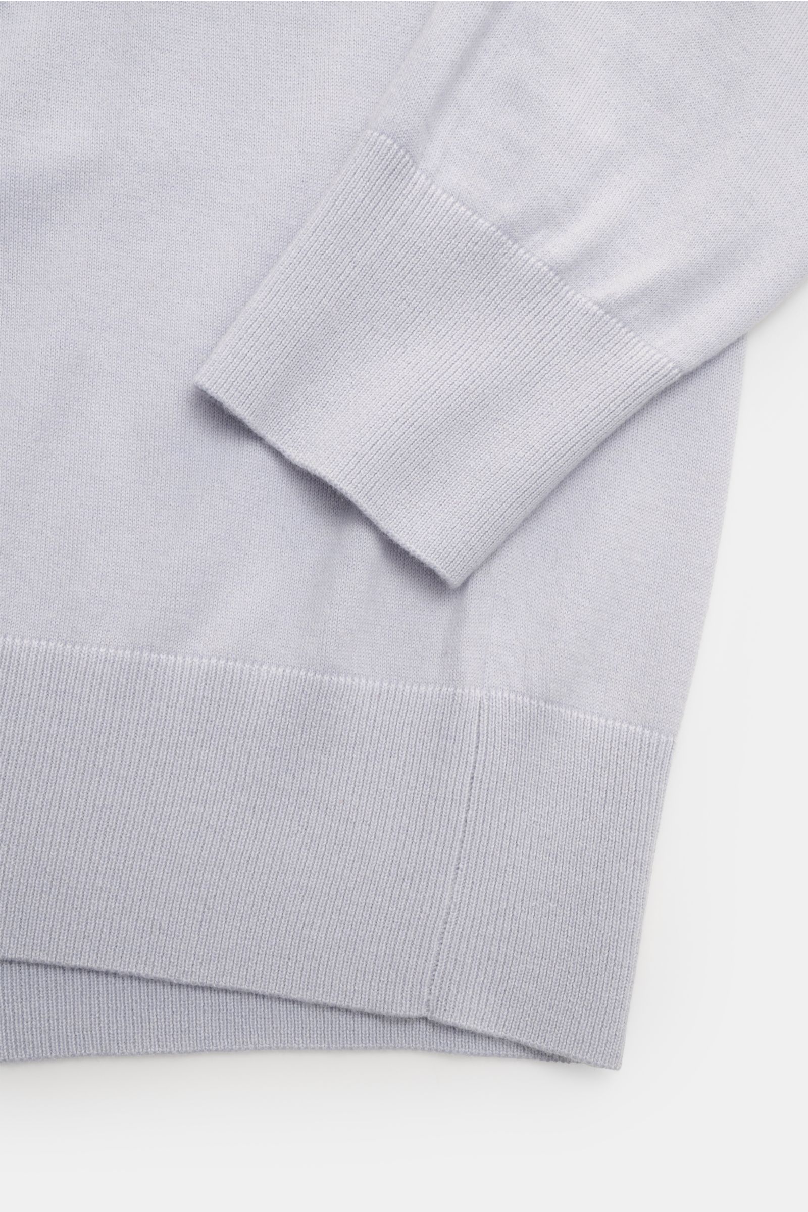 Agnona Cashmere Rundhalspullover rauchblau, Detailaufnahme von Ärmel und Bund, feines Strickbild, weicher Griff, Rippbündchen, Regular Fit.