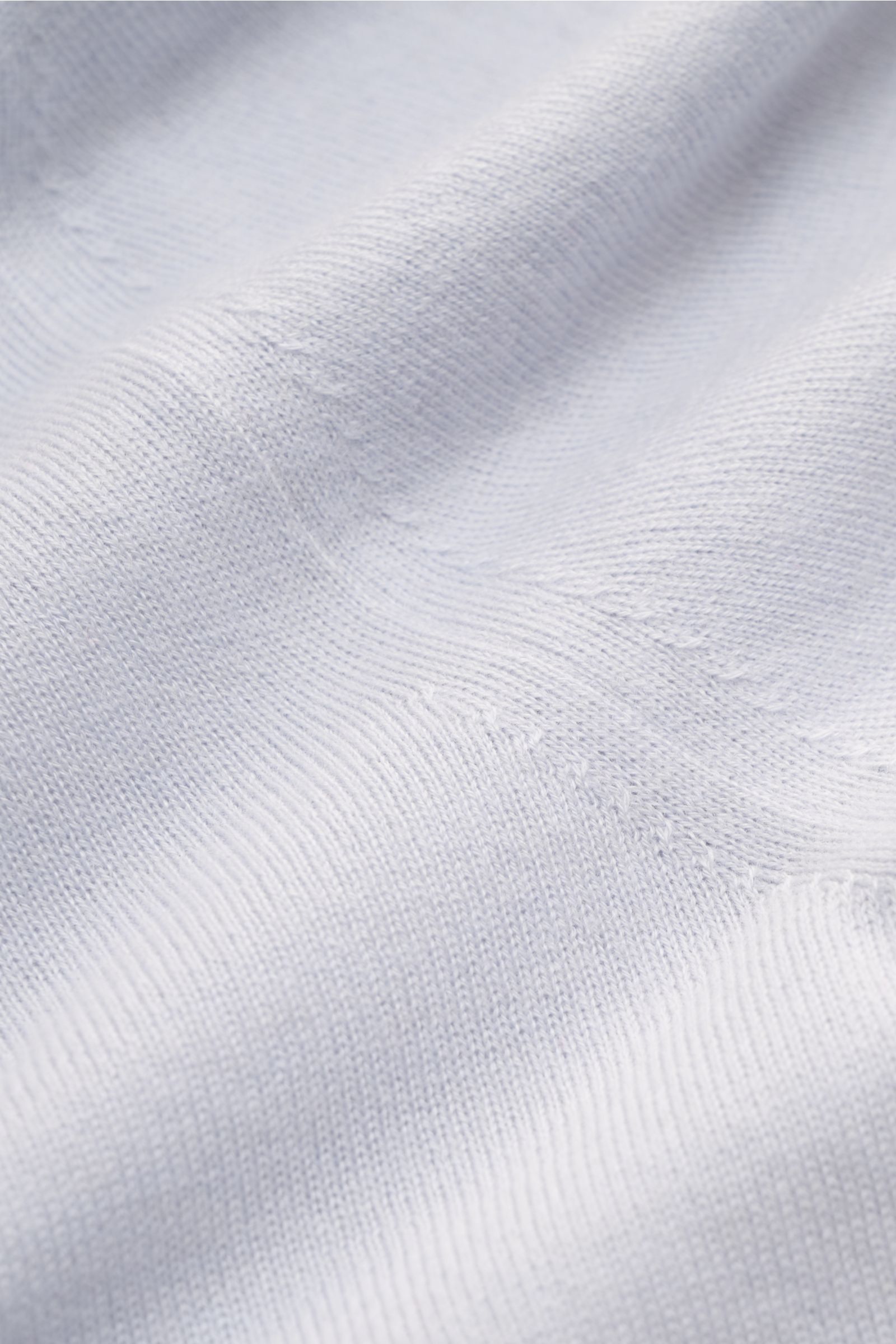 Agnona Cashmere Rundhalspullover rauchblau, Nahaufnahme des feinen, ebenmäßigen Strickbilds aus reiner Cashmerewolle, weicher Griff, Rippbündchen.