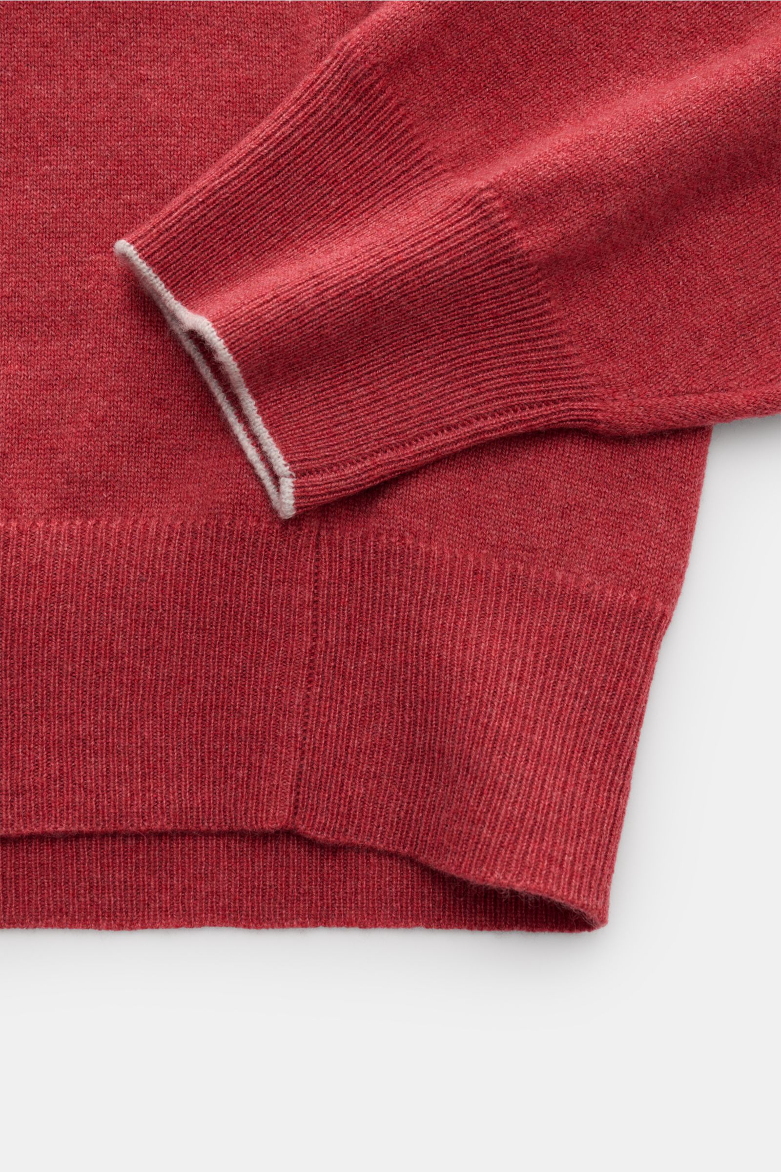 Close-up top view of Brunello Cucinelli Cashmere Rundhalspullover hellrot showing fine knit, soft texture, slim contrast edges, ribbed cuffs, and regular fit.

Als vielseitiges Essential bietet dieser luxuriöse Cashmerepullover mit Rundhalsausschnitt v