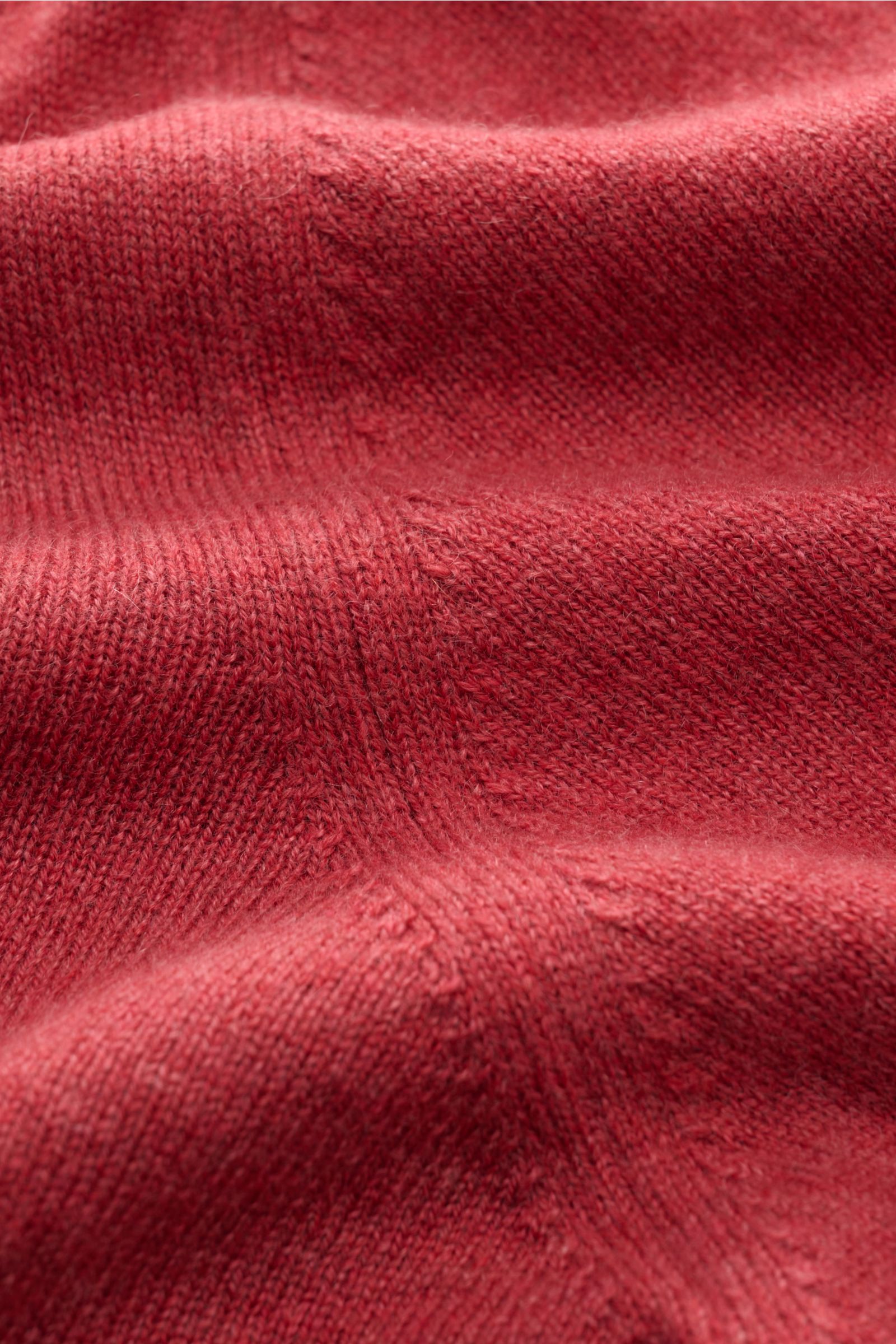 Close-up front view of the Brunello Cucinelli Cashmere Rundhalspullover hellrot, showing fine knit texture and subtle contrast edges. Als vielseitiges Essential bietet dieser luxuriöse Cashmerepullover mit Rundhalsausschnitt von BRUNELLO CUCINELLI nich