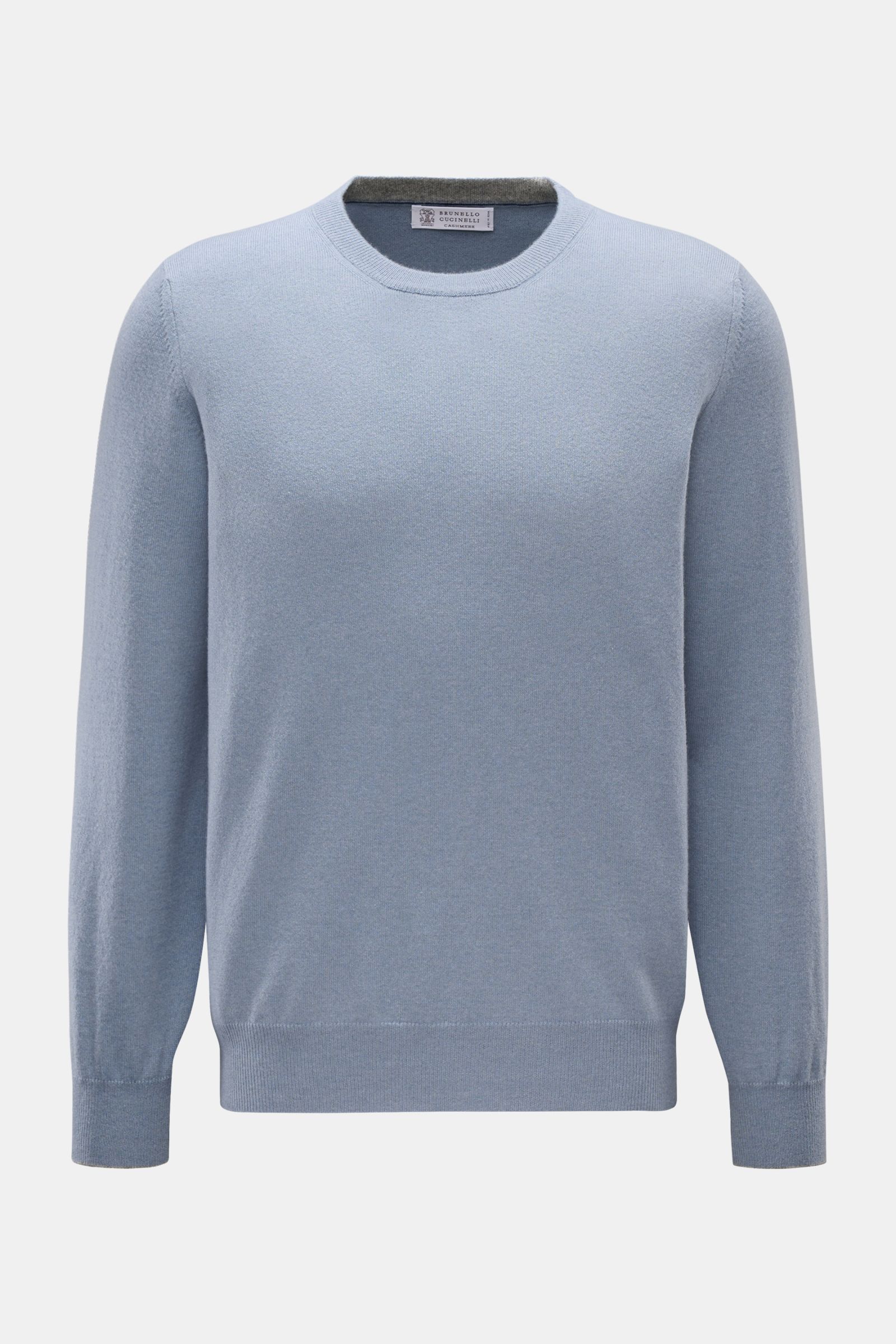 Brunello Cucinelli Cashmere Rundhalspullover rauchblau shown from the front, made of pure soft cashmere with fine knit and slim contrast edges. Als vielseitiges Essential bietet dieser luxuriöse Cashmerepullover mit Rundhalsausschnitt von BRUNELLO CUCI