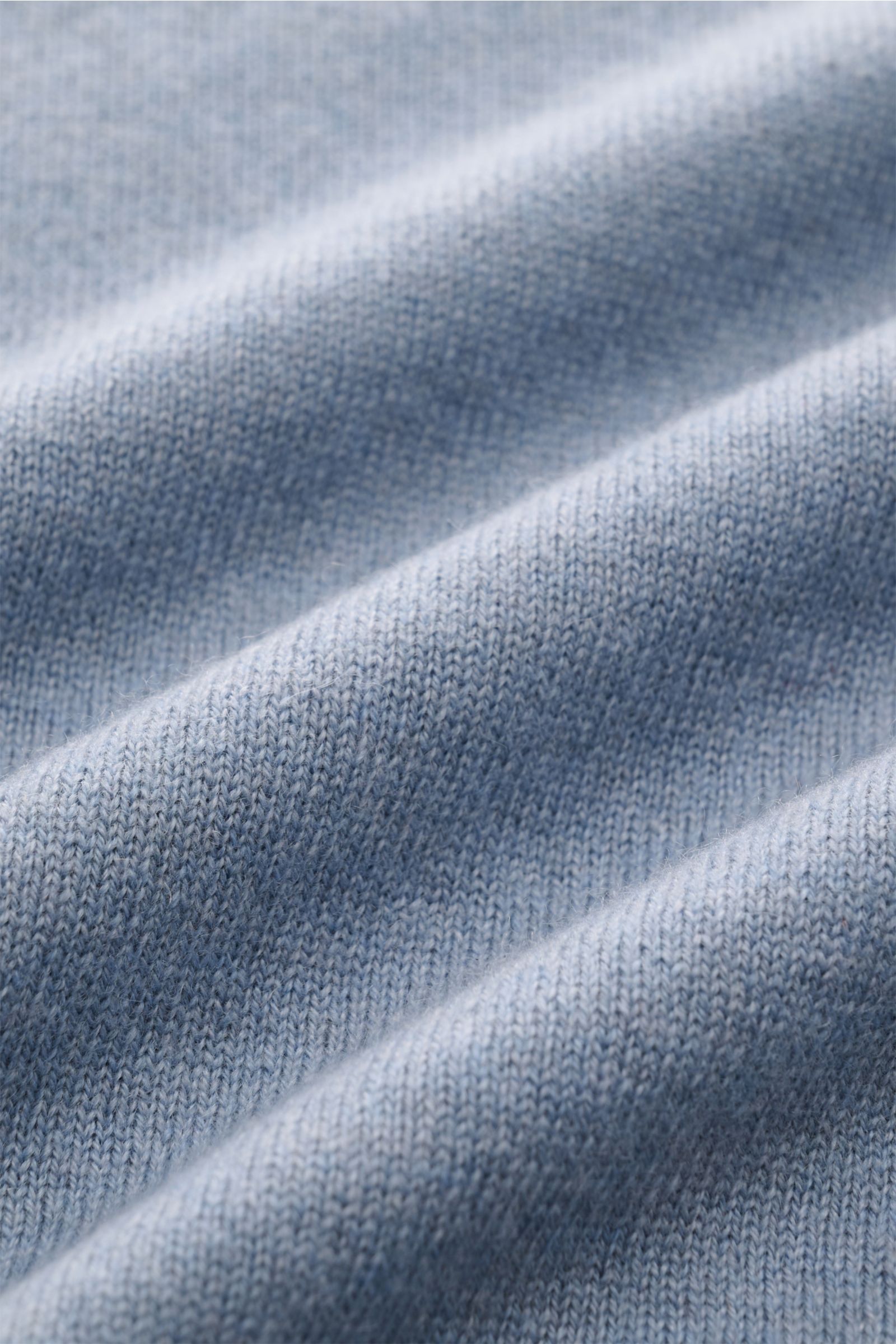 Close-up front view of the finely knitted, soft Brunello Cucinelli Cashmere Rundhalspullover rauchblau with subtle contrast edges.

Als vielseitiges Essential bietet dieser luxuriöse Cashmerepullover mit Rundhalsausschnitt von BRUNELLO CUCINELLI nicht 