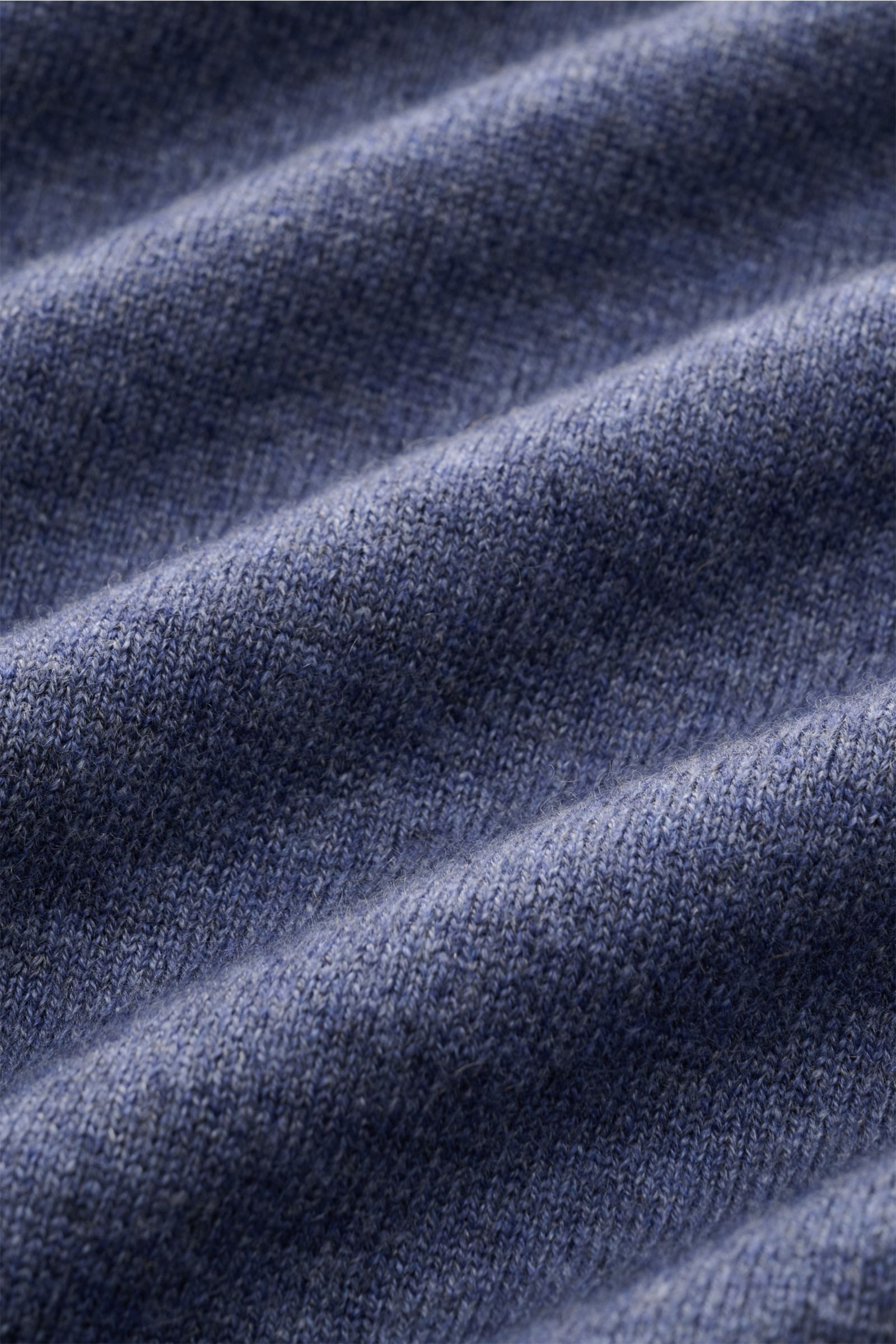 Brunello Cucinelli Cashmere Rundhalspullover blau meliert shown in close-up from a top-down angle, highlighting fine knit and soft texture. Als vielseitiges Essential bietet dieser luxuriöse Cashmerepullover mit Rundhalsausschnitt von BRUNELLO CUCINELL
