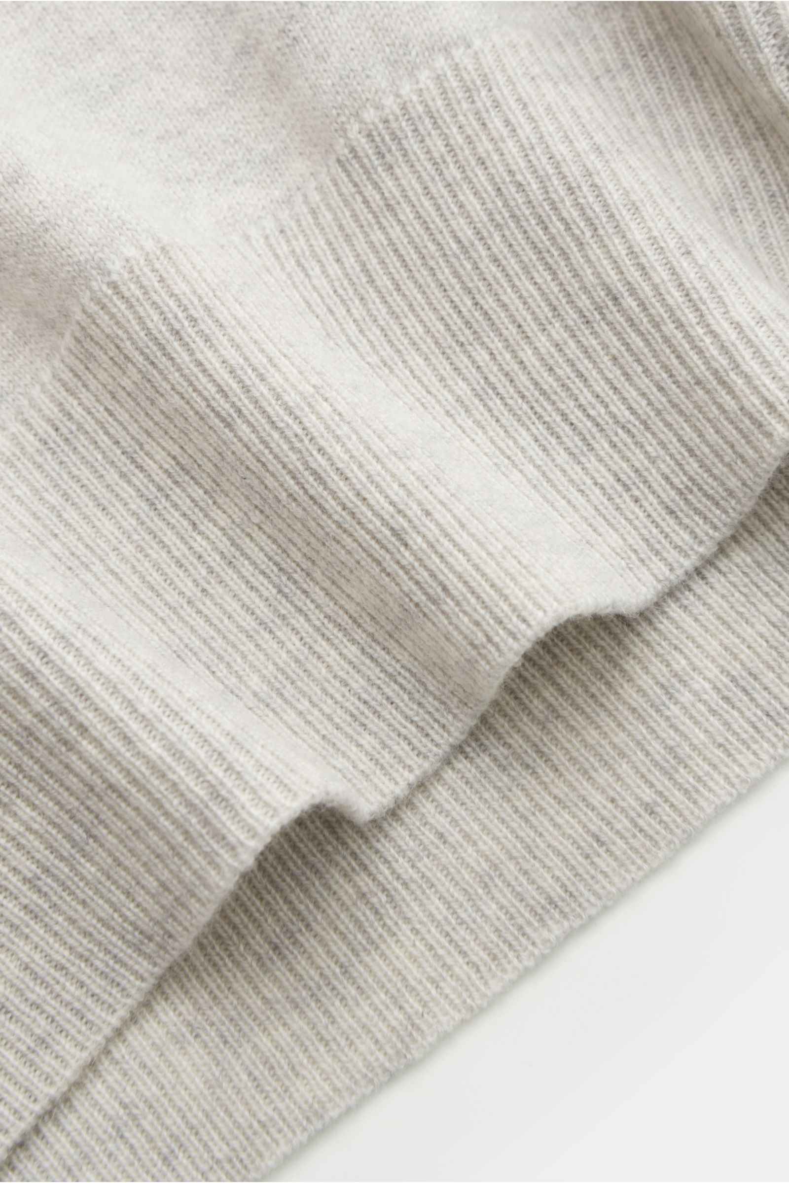 Close-up top-down view of the ribbed hem of the Brunello Cucinelli Cashmere crew neck jumper light grey, showing fine knit and soft texture.

This luxurious cashmere jumper with crew neck by BRUNELLO CUCINELLI is a versatile essential that is not just 