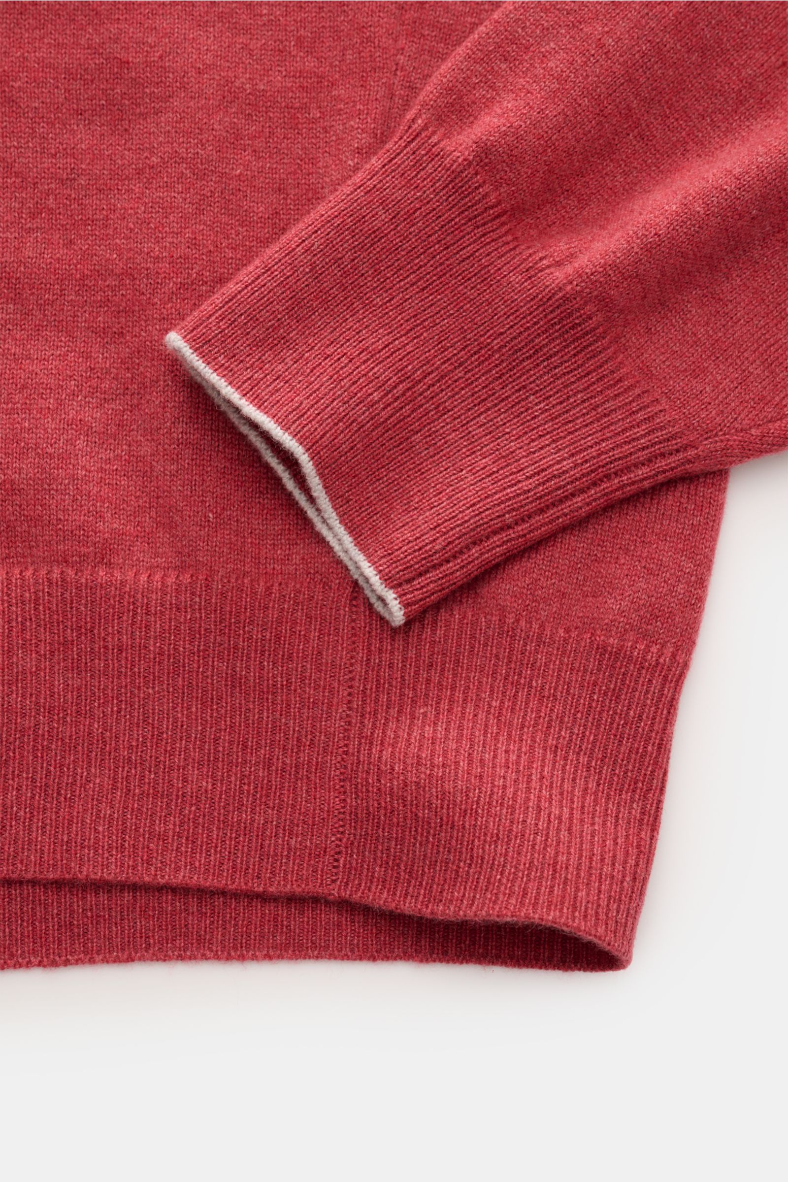Brunello Cucinelli Cashmere V-Neck Pullover hellrot shown from a close-up top-down perspective, highlighting the fine knit, soft texture, slim contrast edges, ribbed cuffs, and regular fit. Luxuriöser Cashmere in Verbindung mit klassischem Design: Der V-N