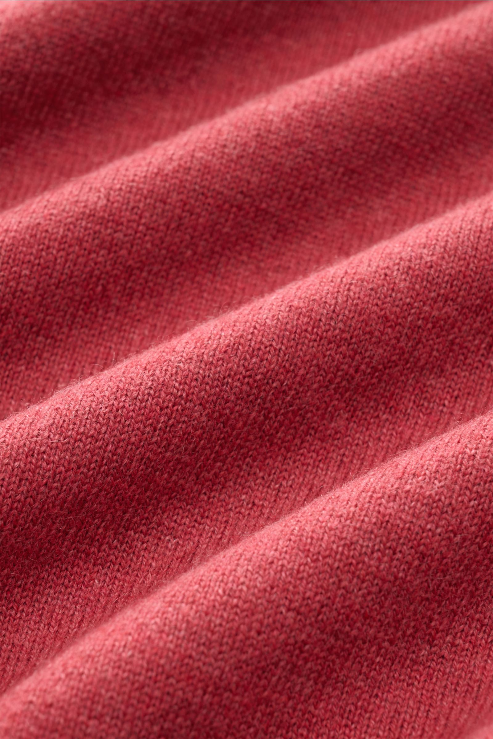 Close-up fabric texture of the Brunello Cucinelli Cashmere V-Neck Pullover hellrot, showing fine knit and soft fibers from a macro perspective.

Luxuriöser Cashmere in Verbindung mit klassischem Design: Der V-Neck Pullover mit schmalen Kontrastkanten v
