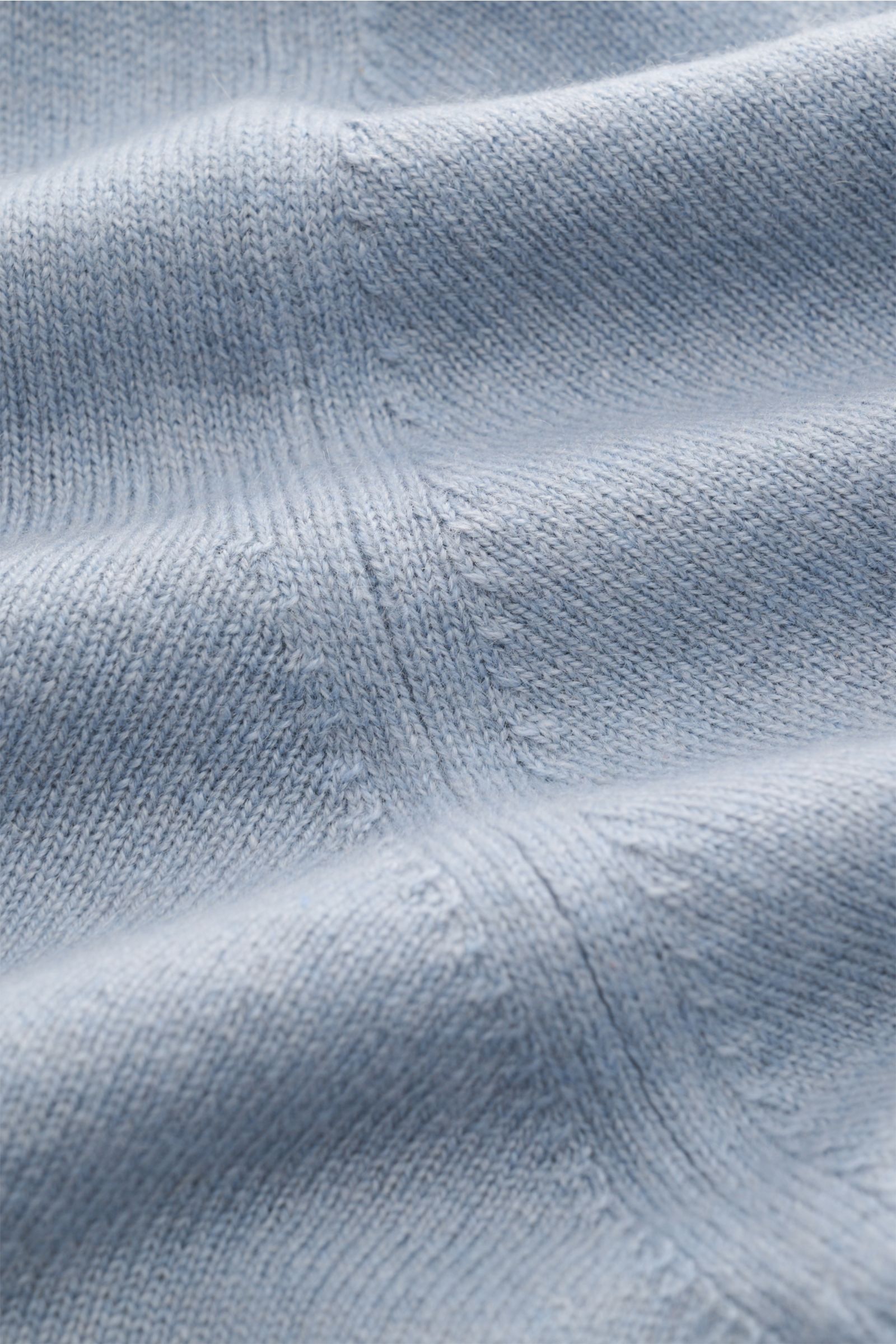 Brunello Cucinelli Cashmere V-Neck Pullover rauchblau, nah aufgenommenes Detailfoto der feinen Strickstruktur und weichen Oberfläche aus reinem Cashmere.