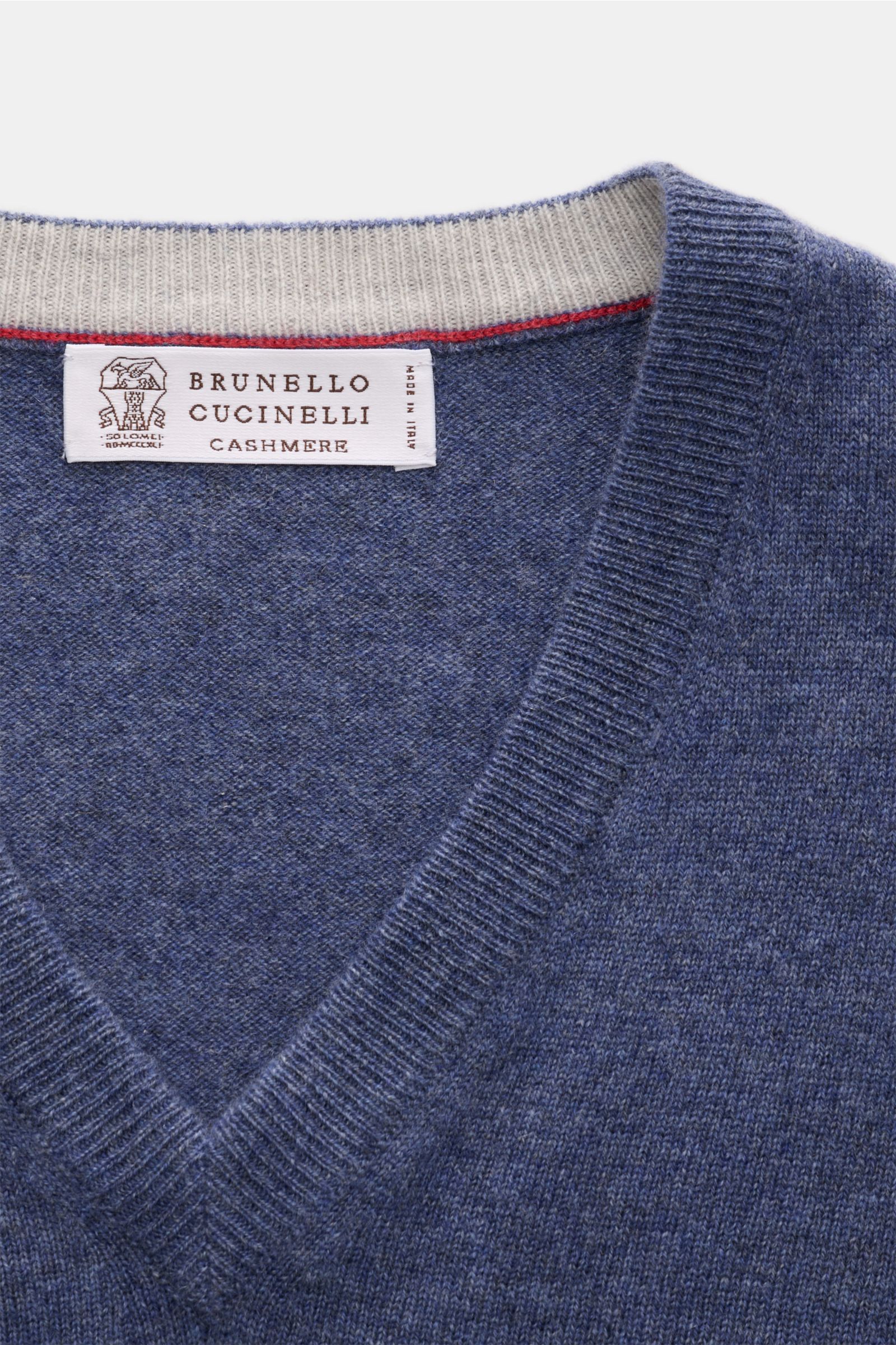 Close-up front view of Brunello Cucinelli Cashmere V-Neck Pullover blau meliert showing fine knit, narrow contrast edges, and label. Luxuriöser Cashmere in Verbindung mit klassischem Design: Der V-Neck Pullover mit schmalen Kontrastkanten von BRUNELLO CUC