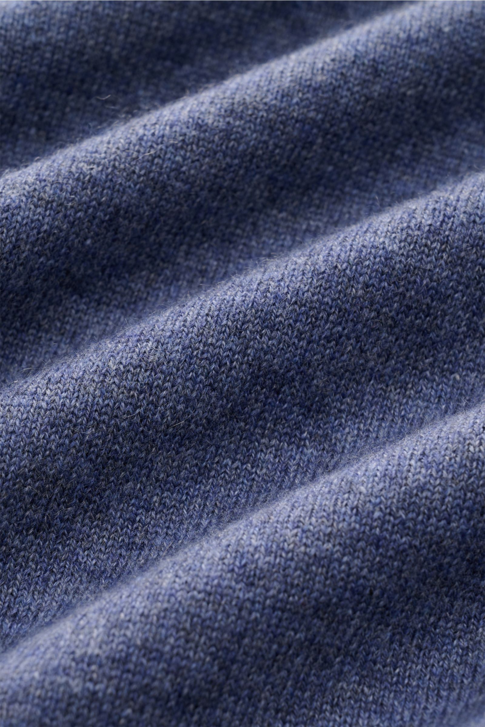 Close-up front view of the finely knit fabric of the Brunello Cucinelli Cashmere V-Neck Pullover blau meliert, showing luxurious pure cashmere with a very soft touch and fine knit texture. Luxuriöser Cashmere in Verbindung mit klassischem Design: Der V