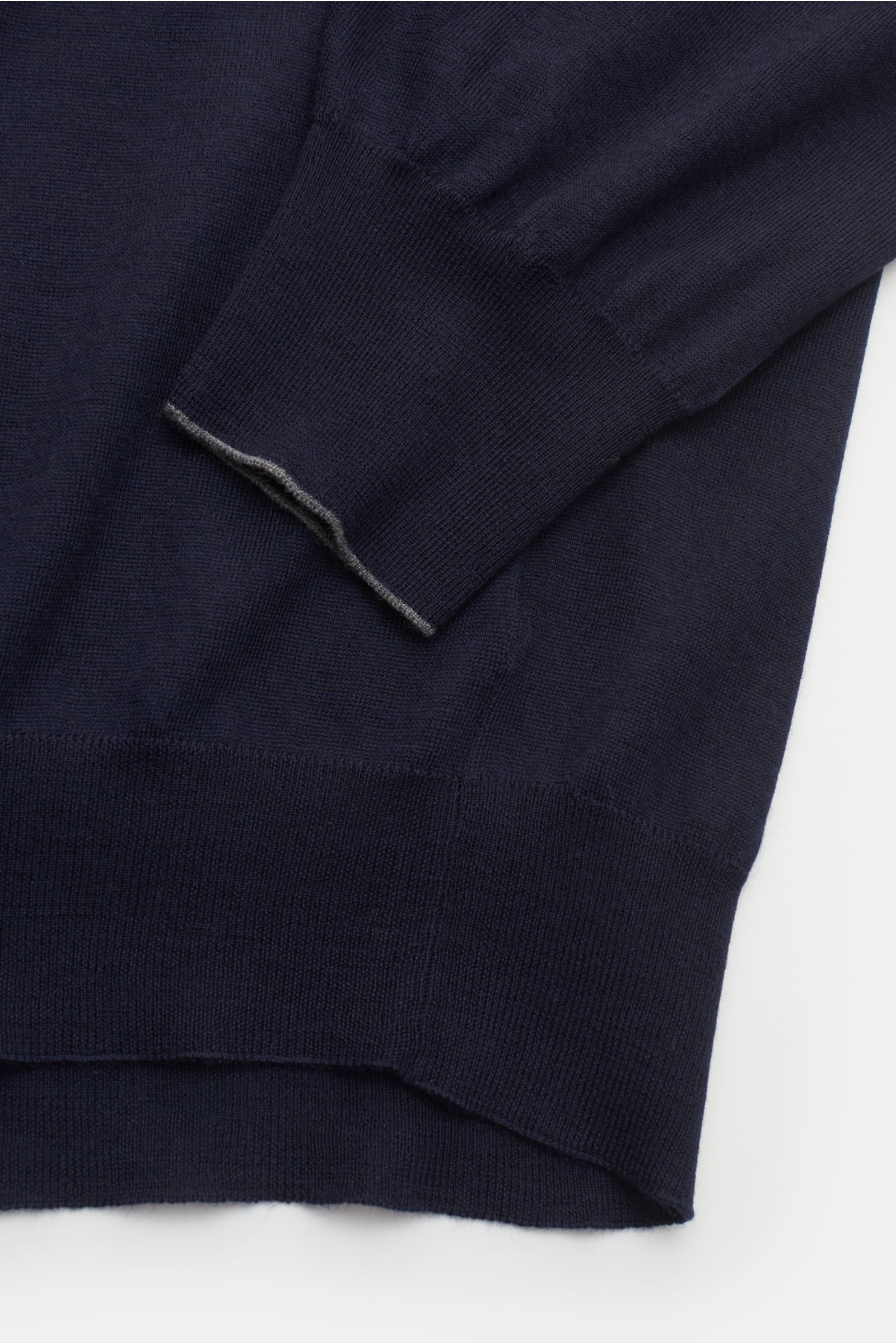 Close-up top-down view of the navy Brunello Cucinelli Rundhalspullover showing fine wool and cashmere knit with narrow contrasting cuffs and ribbed hem.

Dieser zeitlose, vielseitige Pullover von BRUNELLO CUCINELLI aus feinstem Strick aus Wolle und Cas