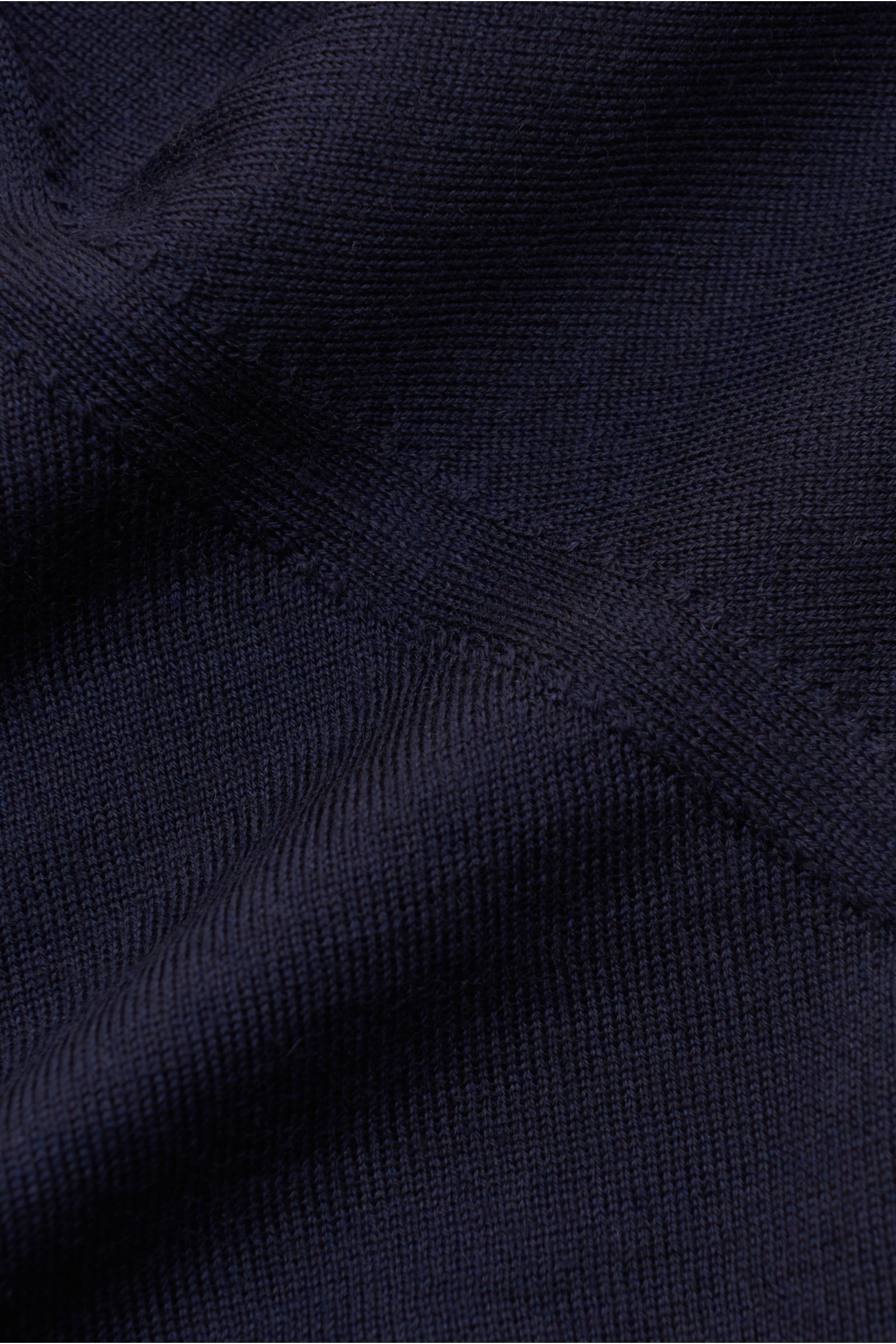 Close-up of the fine knit texture and seam detail of the Brunello Cucinelli Rundhalspullover navy, photographed from a top-down perspective.

Dieser zeitlose, vielseitige Pullover von BRUNELLO CUCINELLI aus feinstem Strick aus Wolle und Cashmere verfüg