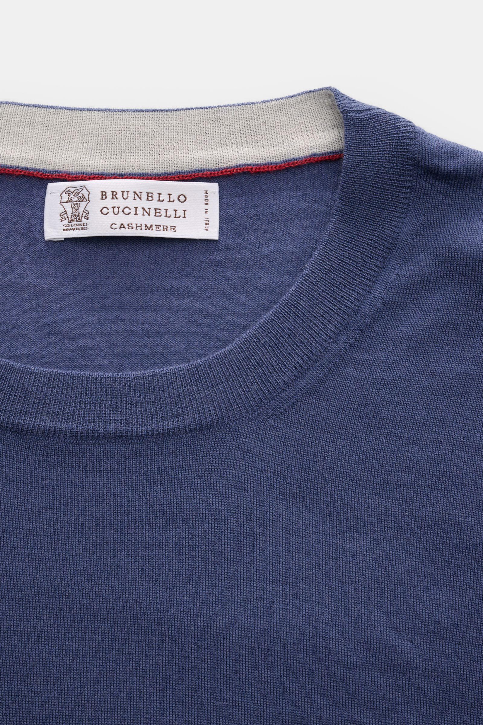 Close-up front view of a blue Brunello Cucinelli Rundhalspullover blau, showcasing fine wool and cashmere knit, smooth texture, narrow contrast edges at cuffs, regular fit, and flexible ribbed cuffs. Dieser zeitlose, vielseitige Pullover von BRUNELLO C