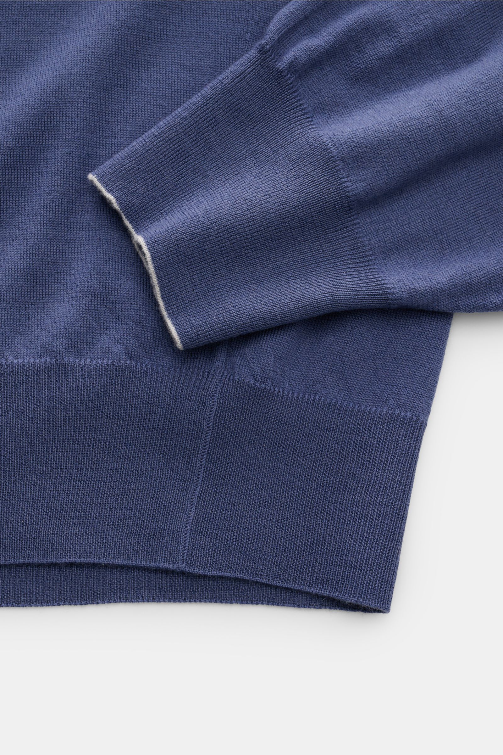 Close-up of Brunello Cucinelli Rundhalspullover blau showing sleeve and hem with fine wool-cashmere knit, slim contrast cuffs, and ribbed edges.

Dieser zeitlose, vielseitige Pullover von BRUNELLO CUCINELLI aus feinstem Strick aus Wolle und Cashmere ve