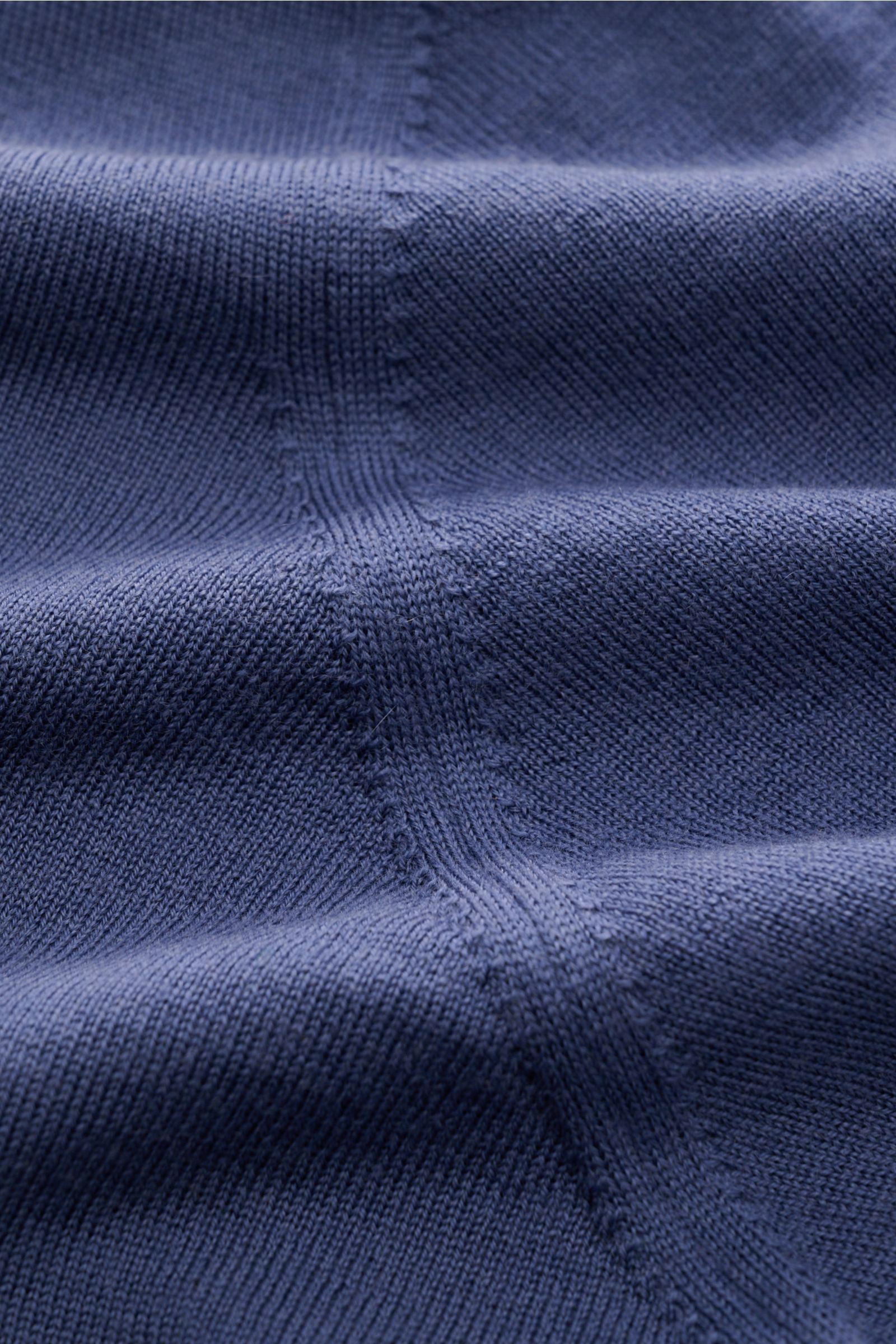 Close-up view of the finely knitted blue fabric of the Brunello Cucinelli Rundhalspullover blau showing smooth wool and cashmere material with narrow contrasting edges.

Dieser zeitlose, vielseitige Pullover von BRUNELLO CUCINELLI aus feinstem Strick a