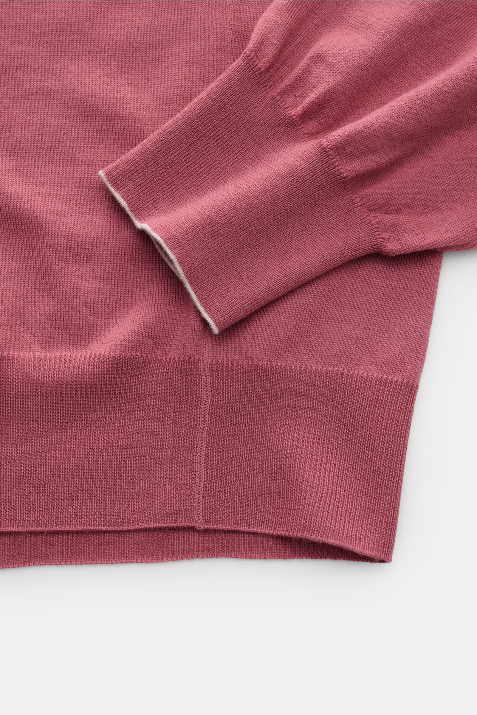 Brunello Cucinelli Rundhalspullover altrosa close-up from above showing wool and cashmere knit with fine texture, slim contrast edges, and ribbed cuffs. Dieser zeitlose, vielseitige Pullover von BRUNELLO CUCINELLI aus feinstem Strick aus Wolle und Cash