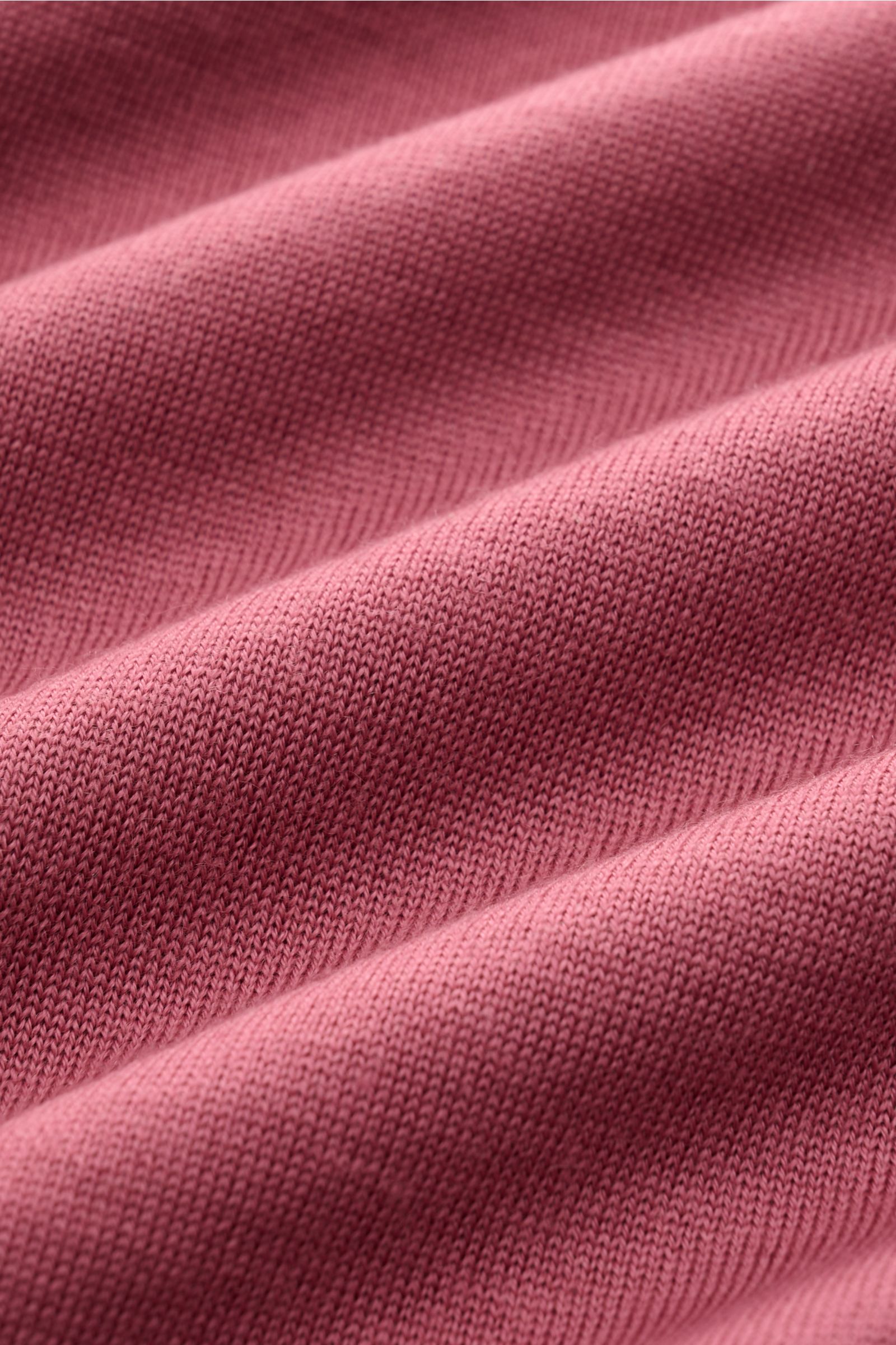Brunello Cucinelli Rundhalspullover altrosa close-up showing fine wool and cashmere knit texture, photographed from a detailed angled perspective. Dieser zeitlose, vielseitige Pullover von BRUNELLO CUCINELLI aus feinstem Strick aus Wolle und Cashmere v