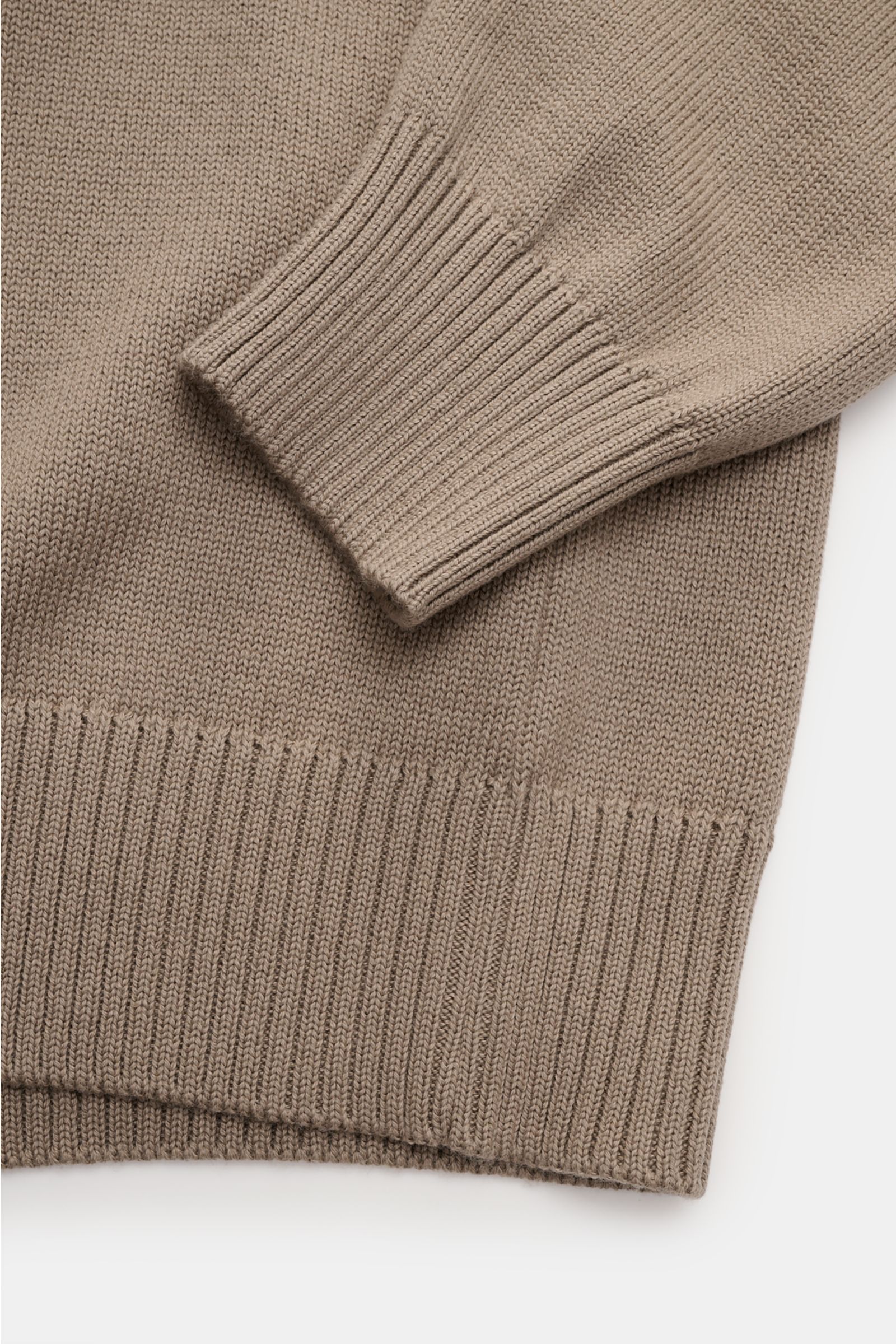 Ami Paris Rundhalspullover 'ADC' graubraun, Detailaufnahme von Ärmel und Saum, weicher Wolle-Baumwoll-Mix, mittelfeines Strickbild, Oversized Fit, Unisex mit Rippbündchen und eingestricktem Logo.