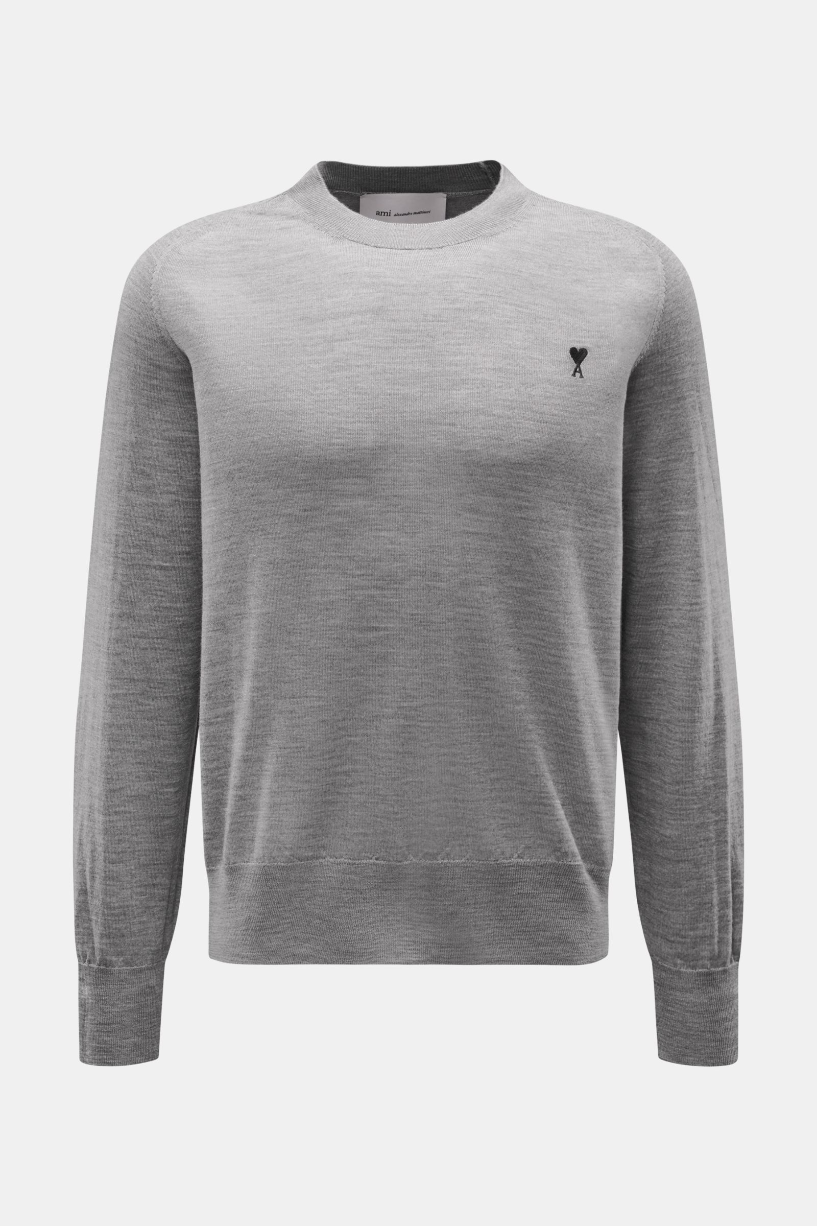 Ami Paris Merino Rundhalspullover grau meliert, frontale Nahaufnahme, Regular Fit, reine Merinowolle, weicher Griff, feines Strickbild, Rundhalsausschnitt, Logo-Stitching auf der Brust, komfortable Rippbündchen.