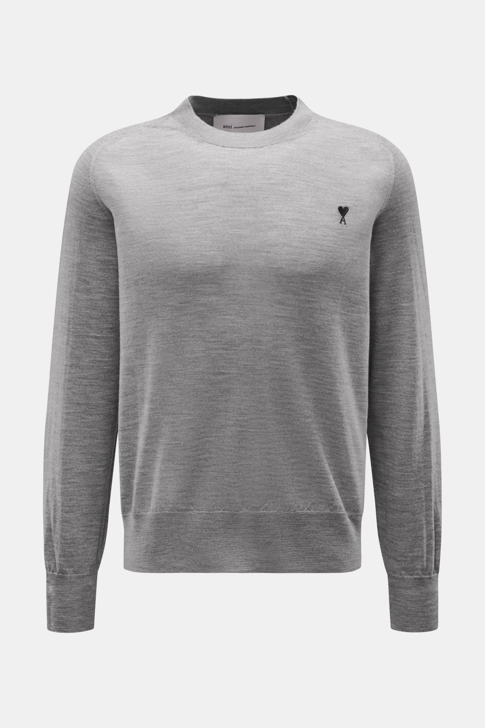 Ami Paris Merino Rundhalspullover grau meliert in Frontalansicht, aus reiner Merinowolle mit weichem Griff, feinem Strickbild, Regular Fit, Rundhalsausschnitt, Logo-Stitching auf der Brust und komfortablen Rippbündchen.