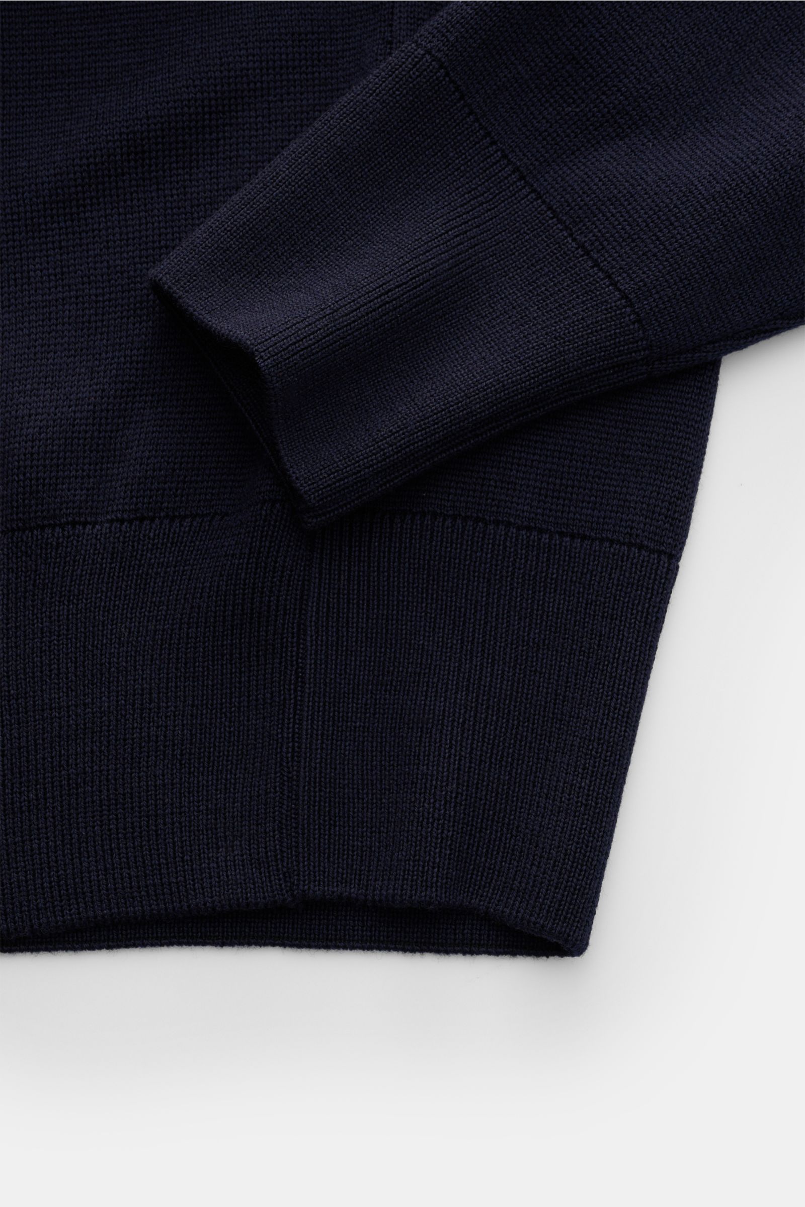 Ami Paris Merino Rundhalspullover navy in Nahaufnahme von unten, reine Merinowolle, weicher Griff, feines Strickbild, Regular Fit, Rippbündchen.