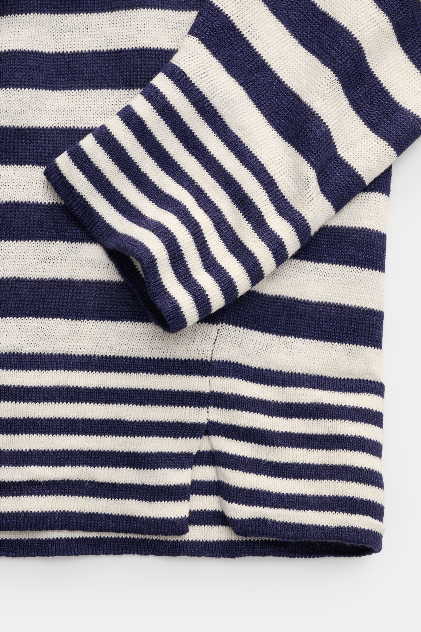 Close-up front view of Doppiaa Crew neck jumper 'Aalfeo' navy/cream striped showing fine knit, classic stripes, short hem vents, and soft linen fabric.

A summery essential in linen: This crew neck jumper by DOPPIAA is made of cool natural fibres and h
