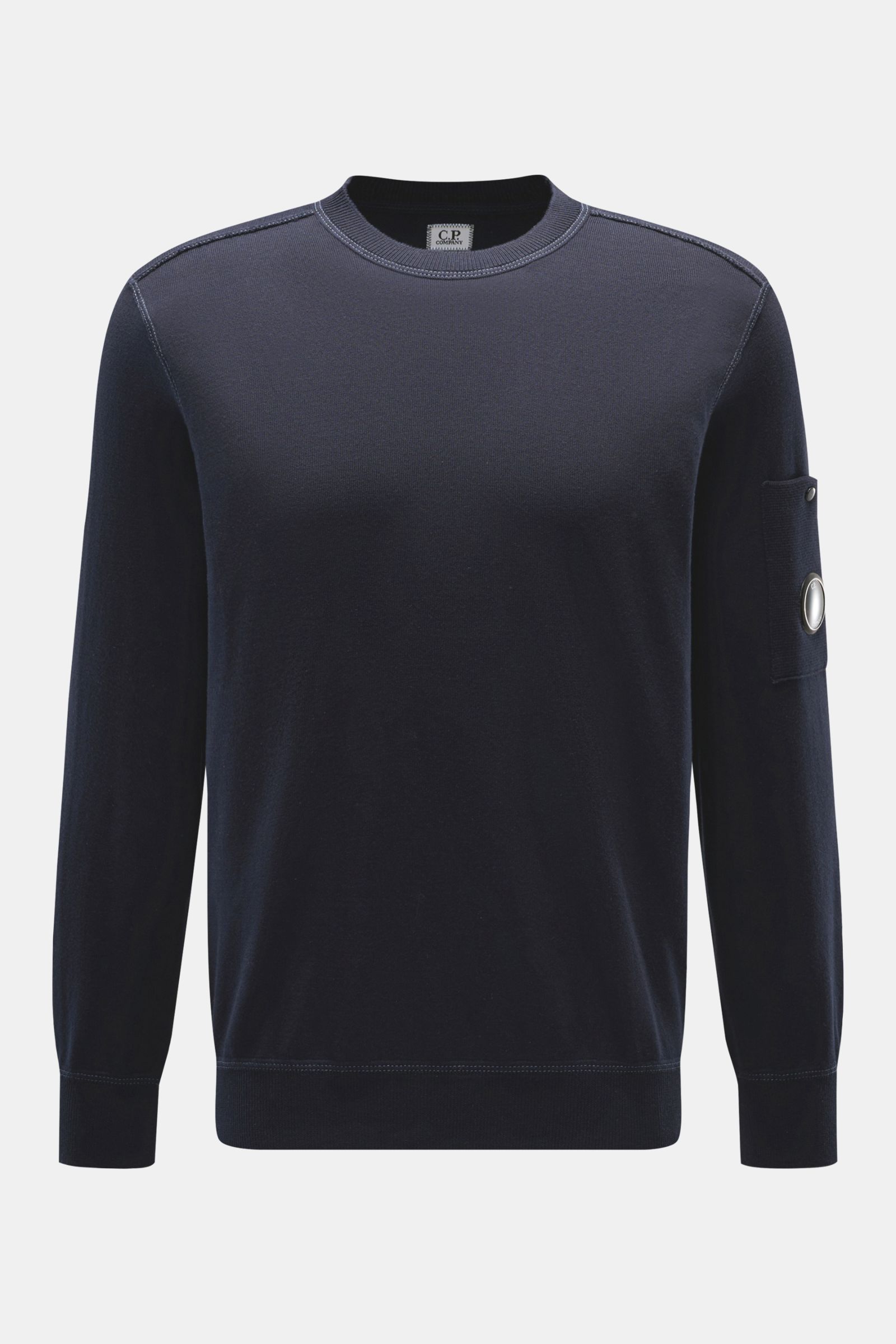 C.P. Company Rundhalspullover navy, frontal fotografiert, aus feiner, gestrickter Baumwolle mit Rundhalsausschnitt und markanter Ärmeltasche.