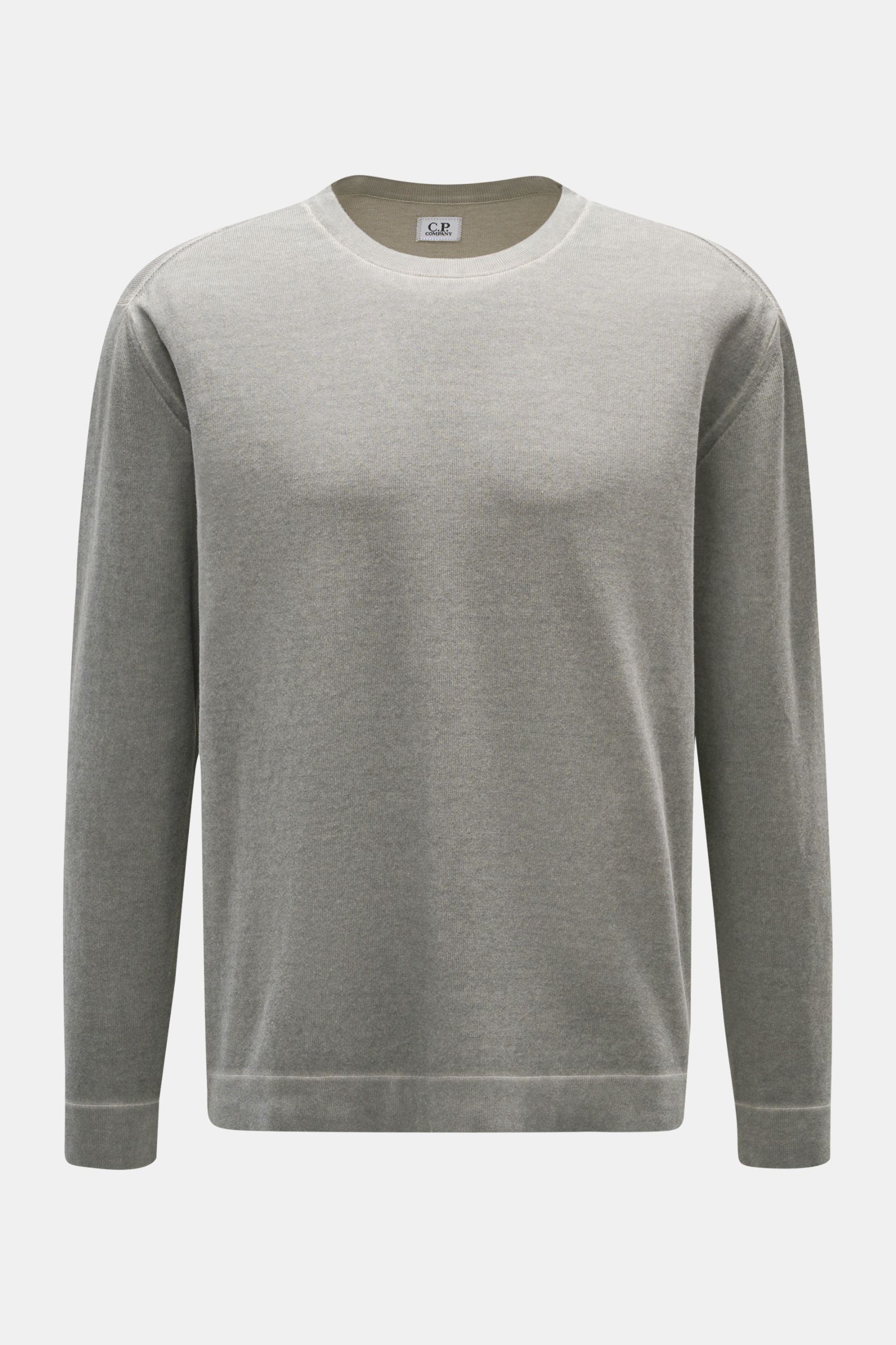 C.P. Company Rundhalspullover grau, frontale Nahaufnahme, Garment-Dyed-Design, reine Baumwolle, weicher Griff, Regular Fit, Rippbündchen, Logo-Print am Ärmelsaum.