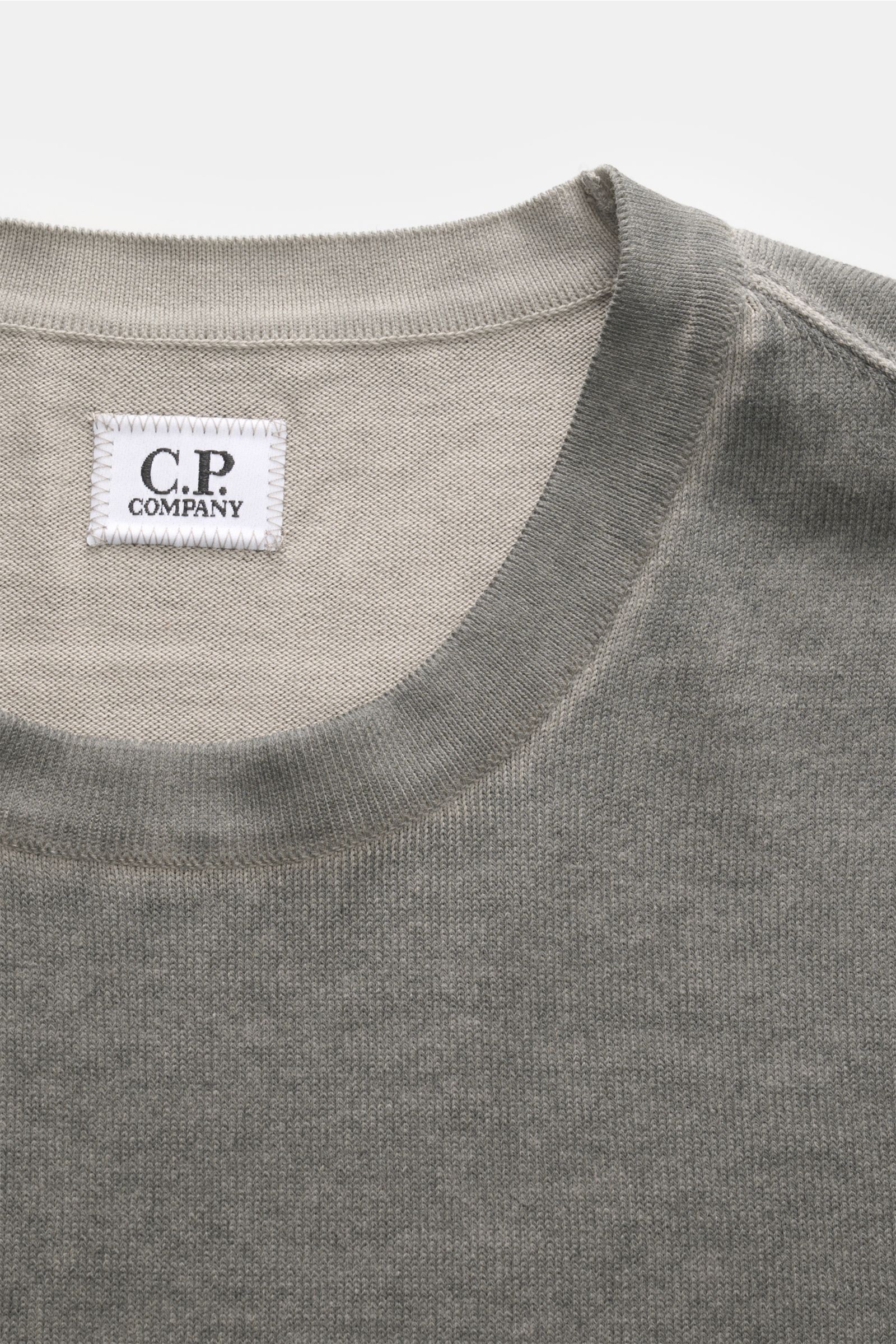 C.P. Company Rundhalspullover grau, Detailfoto von oben, Garment-Dyed-Design, reine Baumwolle, weicher Griff, Rundhalsausschnitt, Logo-Print, Regular Fit.