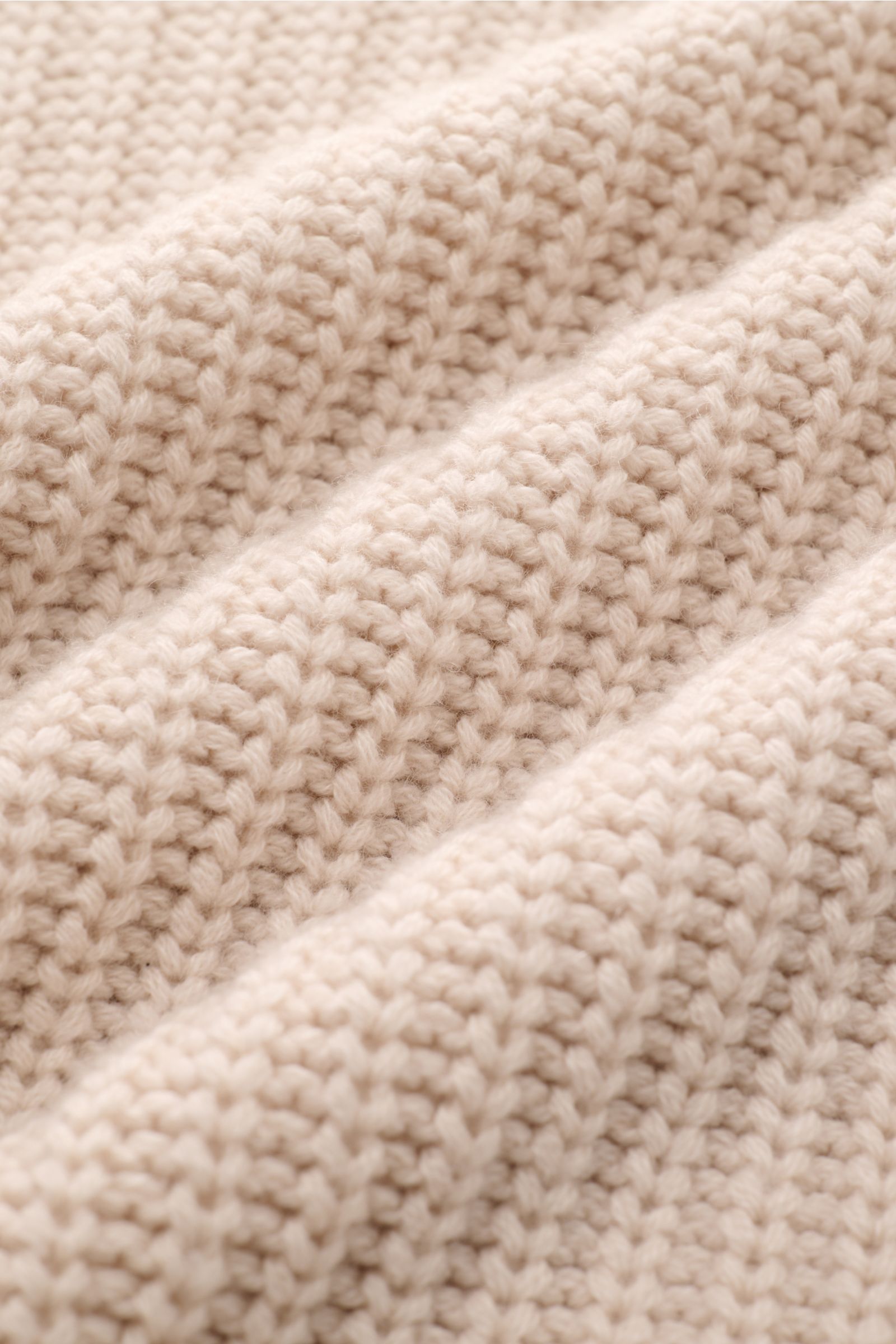 Close-up photo of the Iris von Arnim Cashmere Rundhalspullover 'Aurenzo' sand, showing voluminous patent knit texture from a top angle.

Description: Kompromisslose Strickqualität – made to last: Der Rundhalspullover 'Aurenzo' vom renommierten Hamburge