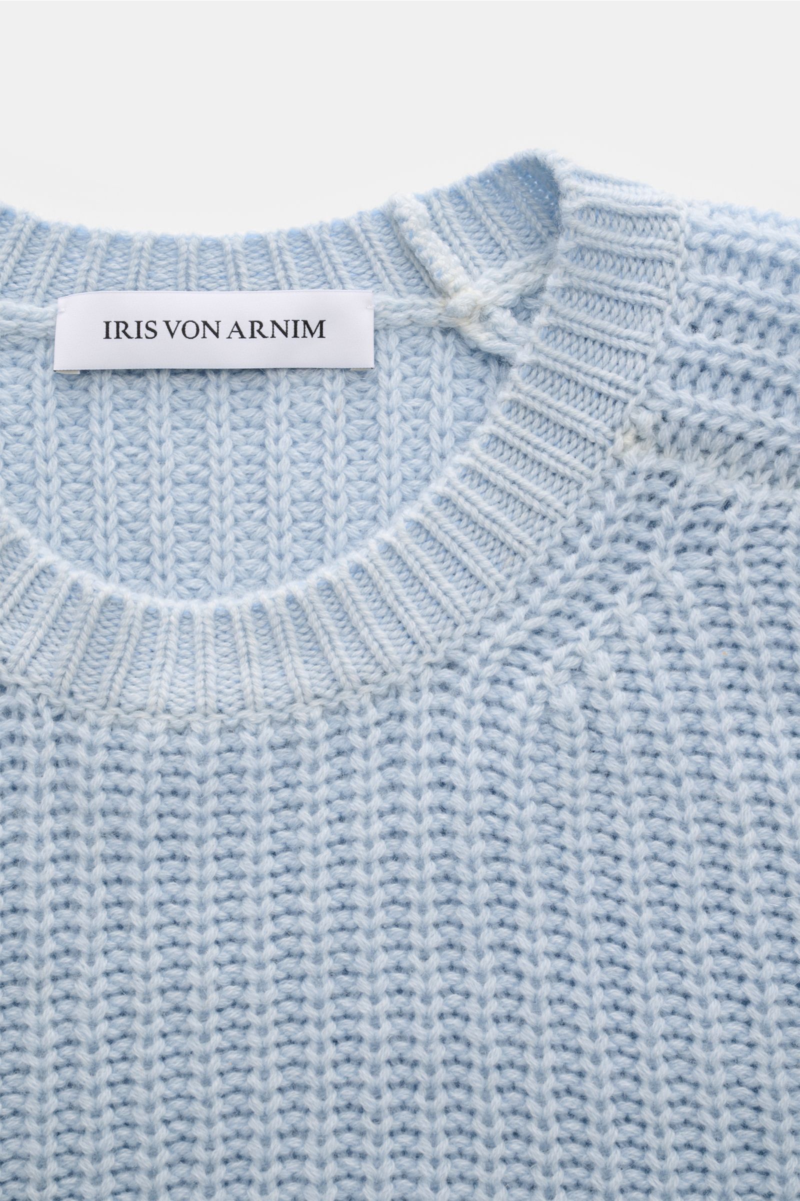 Close-up from above of Iris von Arnim Cashmere Rundhalspullover 'Aurenzo' hellblau showing voluminous patent knit, ribbed round neckline, and soft texture. Kompromisslose Strickqualität – made to last: Der Rundhalspullover 'Aurenzo' vom renommierten Hambu