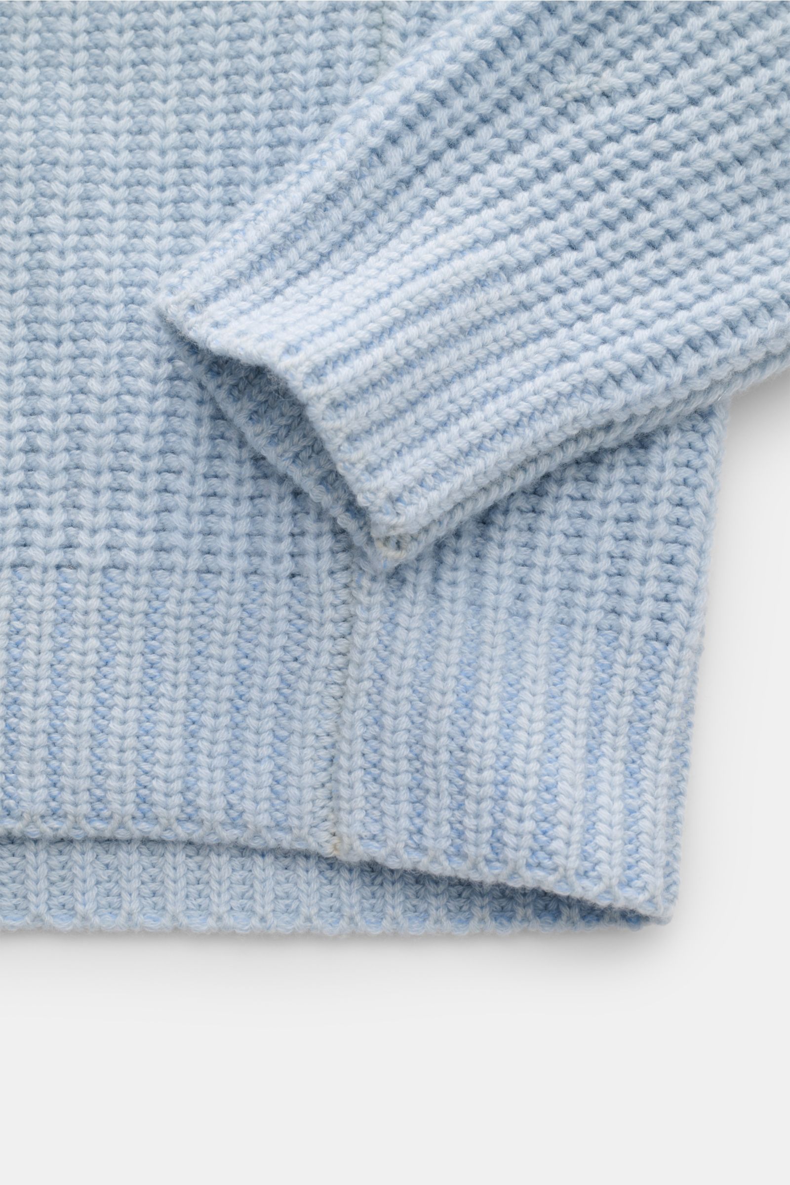 Close-up front-side view of Iris von Arnim Cashmere Rundhalspullover 'Aurenzo' hellblau in voluminous patent stitch with soft ribbed cuffs. Kompromisslose Strickqualität – made to last: Der Rundhalspullover 'Aurenzo' vom renommierten Hamburger Label IRIS 