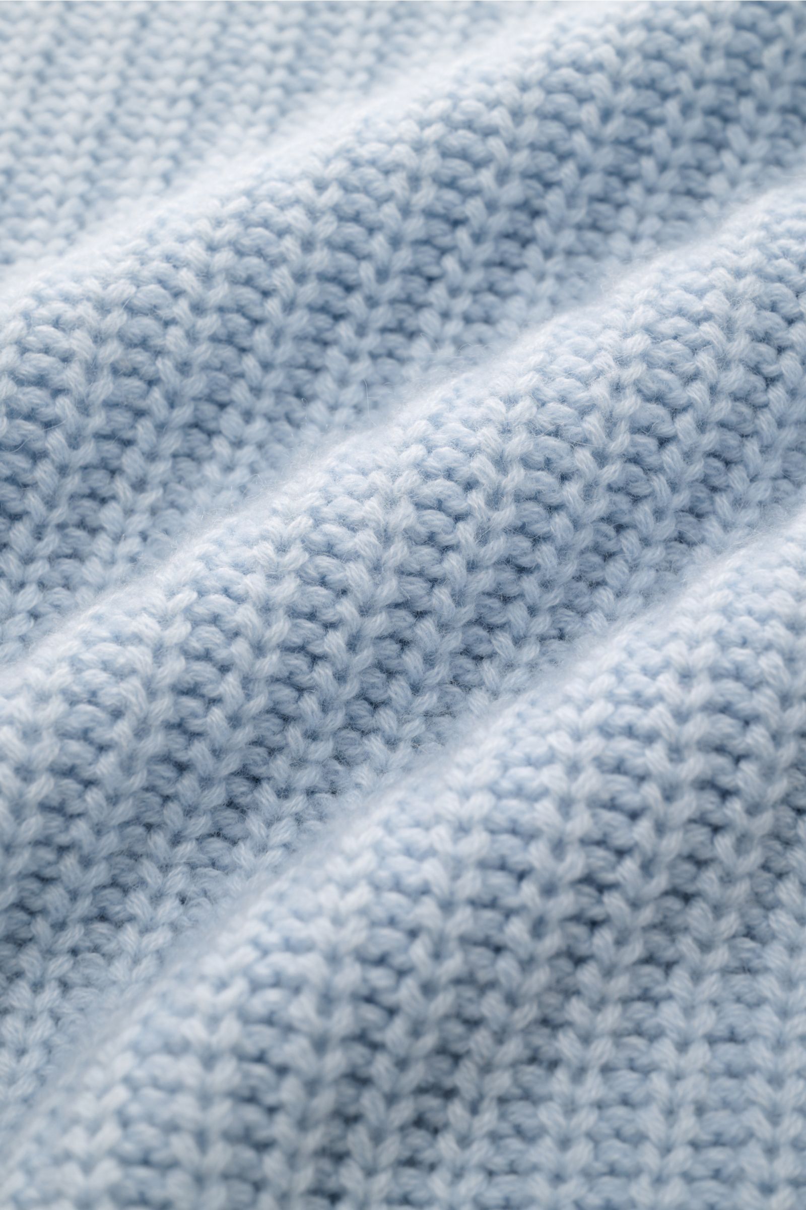 Close-up front view of Iris von Arnim Cashmere Rundhalspullover 'Aurenzo' hellblau showing voluminous patent knit in soft light blue cashmere.