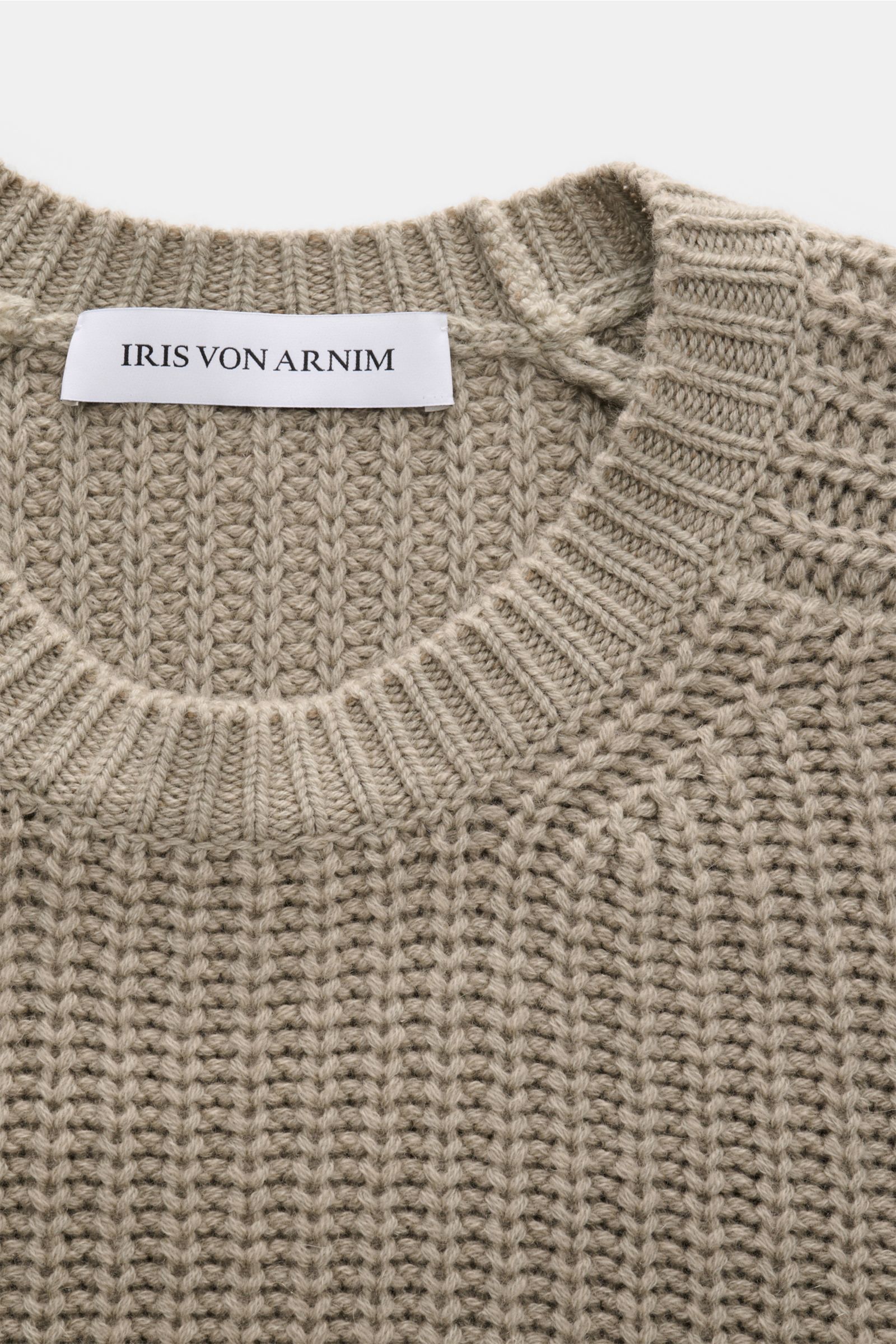Close-up front view of the Iris von Arnim Cashmere Rundhalspullover 'Aurenzo' salbei, showing voluminous patent knit and ribbed round neckline.

Kompromisslose Strickqualität – made to last: Der Rundhalspullover 'Aurenzo' vom renommierten Hamburger Lab