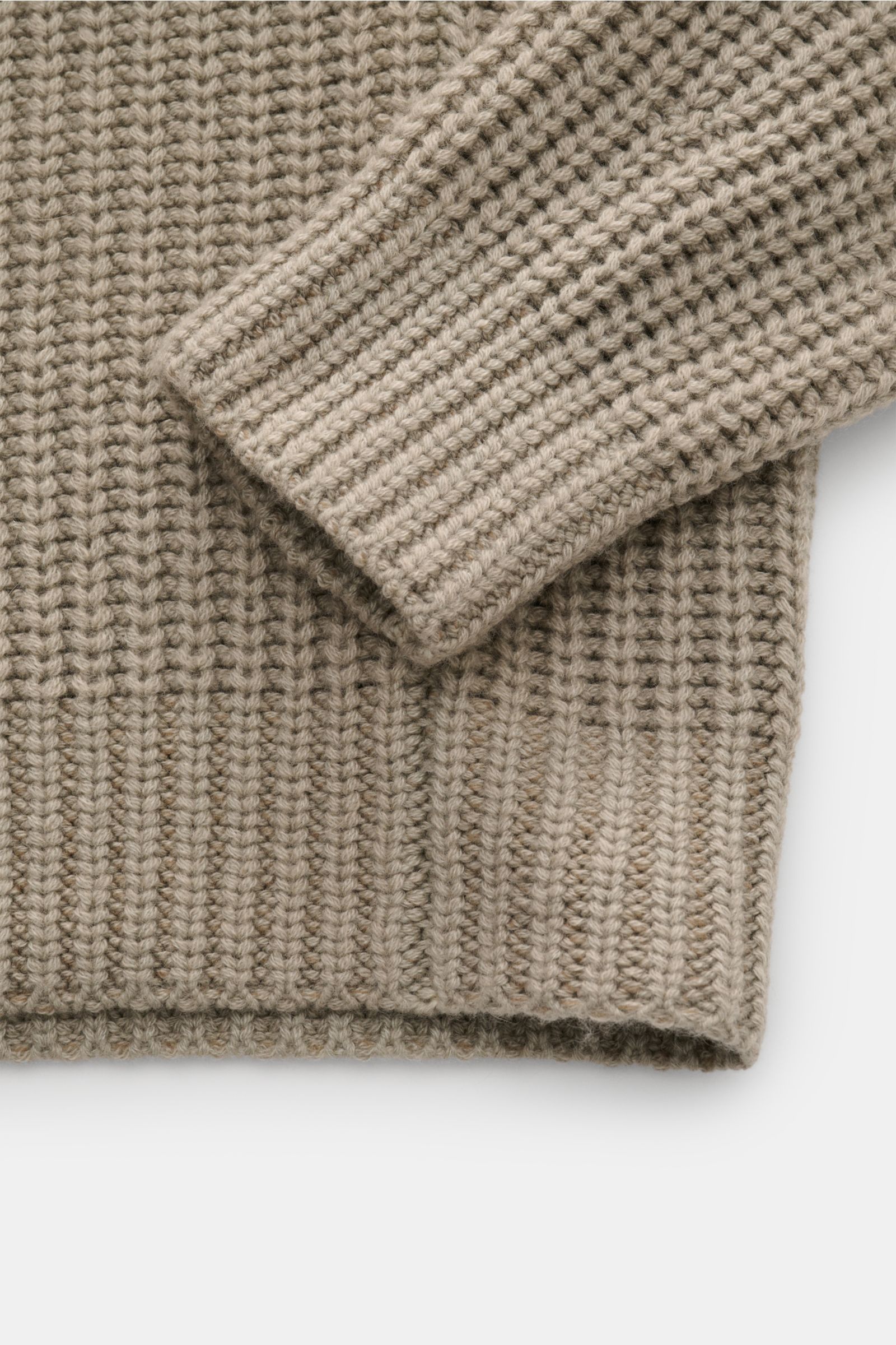 Close-up top view of Iris von Arnim Cashmere Rundhalspullover 'Aurenzo' salbei showing voluminous patent knit, ribbed cuffs, and soft texture.

Kompromisslose Strickqualität – made to last: Der Rundhalspullover 'Aurenzo' vom renommierten Hamburger Labe