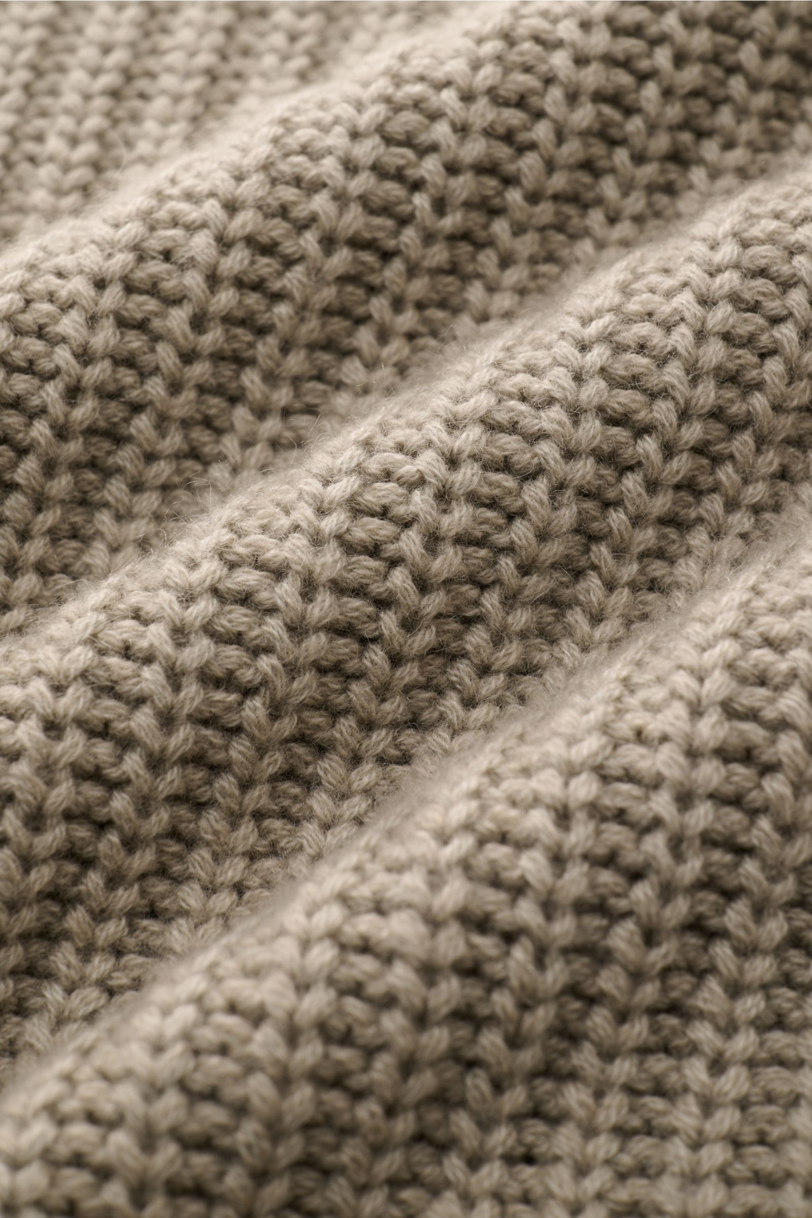 Close-up front view of Iris von Arnim Cashmere Rundhalspullover 'Aurenzo' salbei in voluminous patent knit with soft cashmere texture.

Kompromisslose Strickqualität – made to last: Der Rundhalspullover 'Aurenzo' vom renommierten Hamburger Label IRIS V