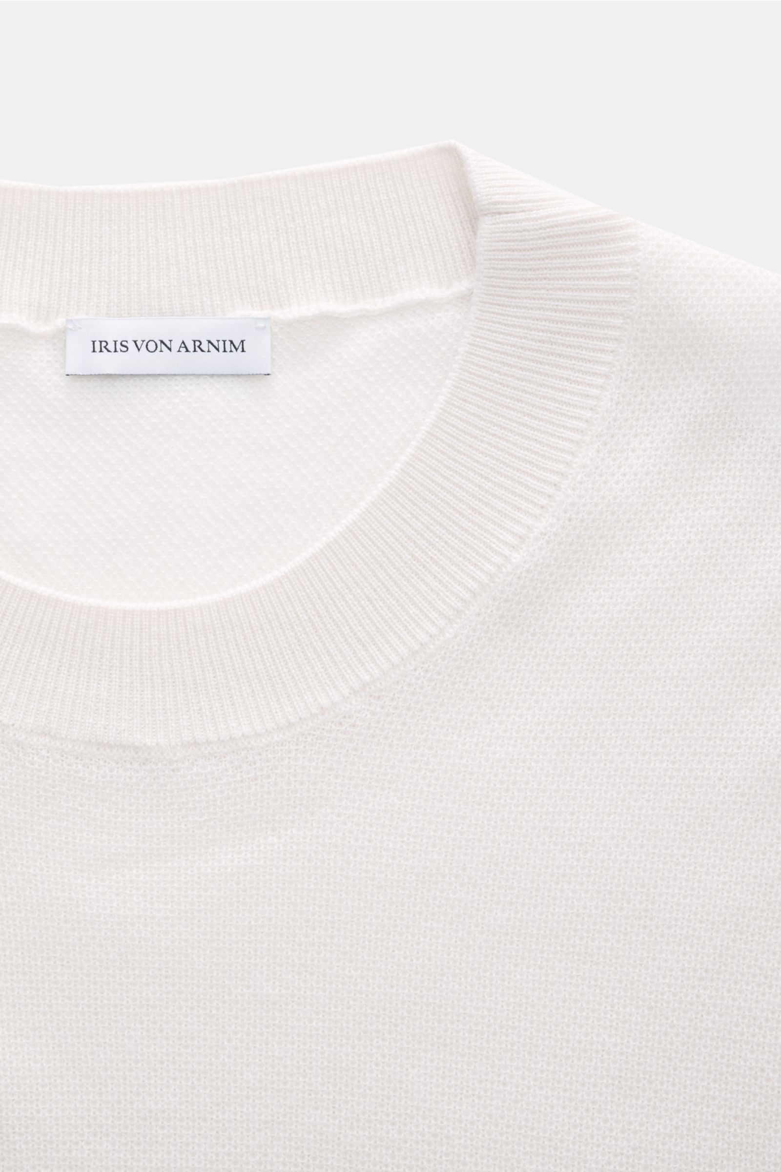 Close-up front view of Iris von Arnim Cashmere-Seide Feinstrick-Rundhalspullover 'Presano' offwhite, featuring a soft cashmere and silk blend with fine piqué texture, regular fit, round neckline, and comfortable ribbed cuffs. Der Rundhalspullover 'Pres