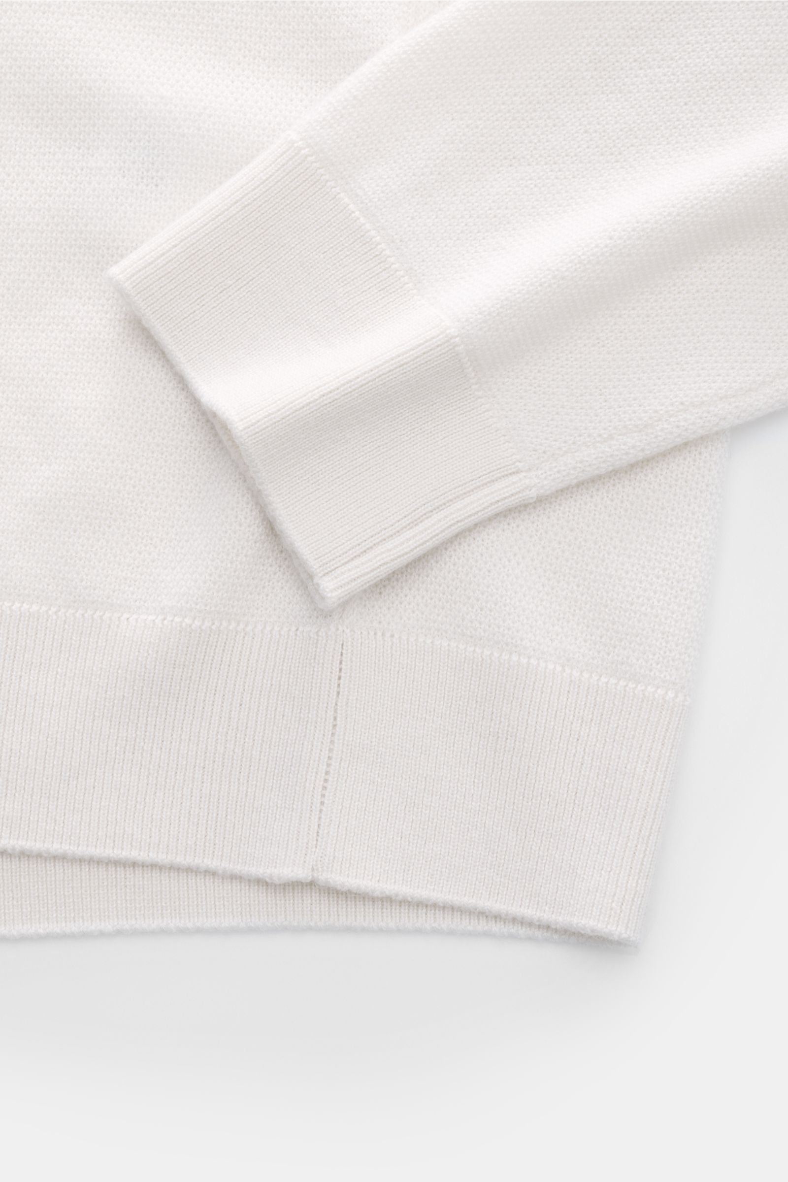 Close-up view of the offwhite Iris von Arnim Cashmere-Seide Feinstrick-Rundhalspullover 'Presano' showing the fine piqué texture, round neckline, regular fit, and comfortable ribbed cuffs and hem. The Rundhalspullover 'Presano' combines luxury cashmere an