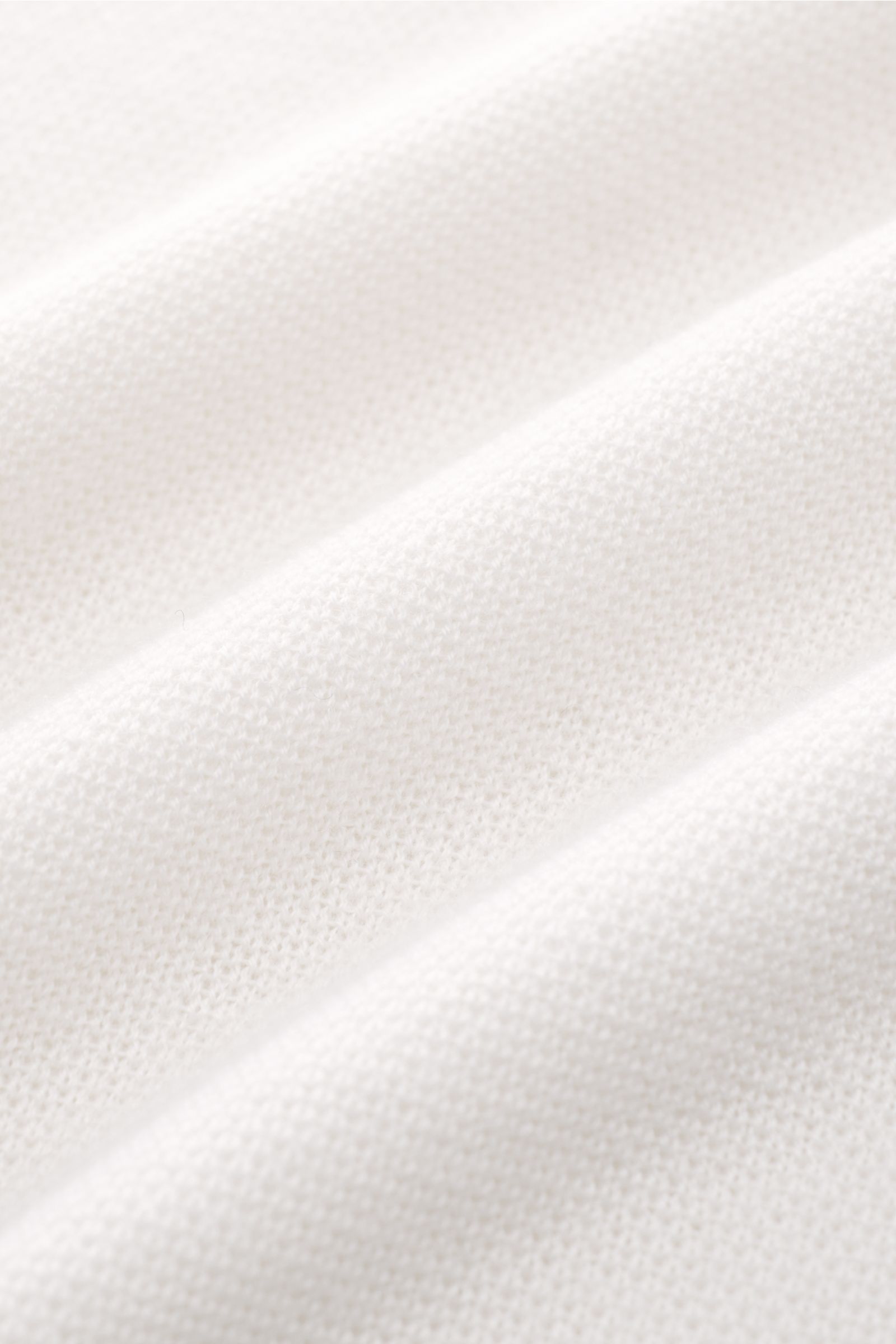 Close-up front view of Iris von Arnim Cashmere-Seide Feinstrick-Rundhalspullover 'Presano' offwhite showing fine piqué texture and soft fabric. Der Rundhalspullover 'Presano' zeigt den Luxus von IRIS VON ARNIM in seiner leichtesten Form: Cashmere und Seid