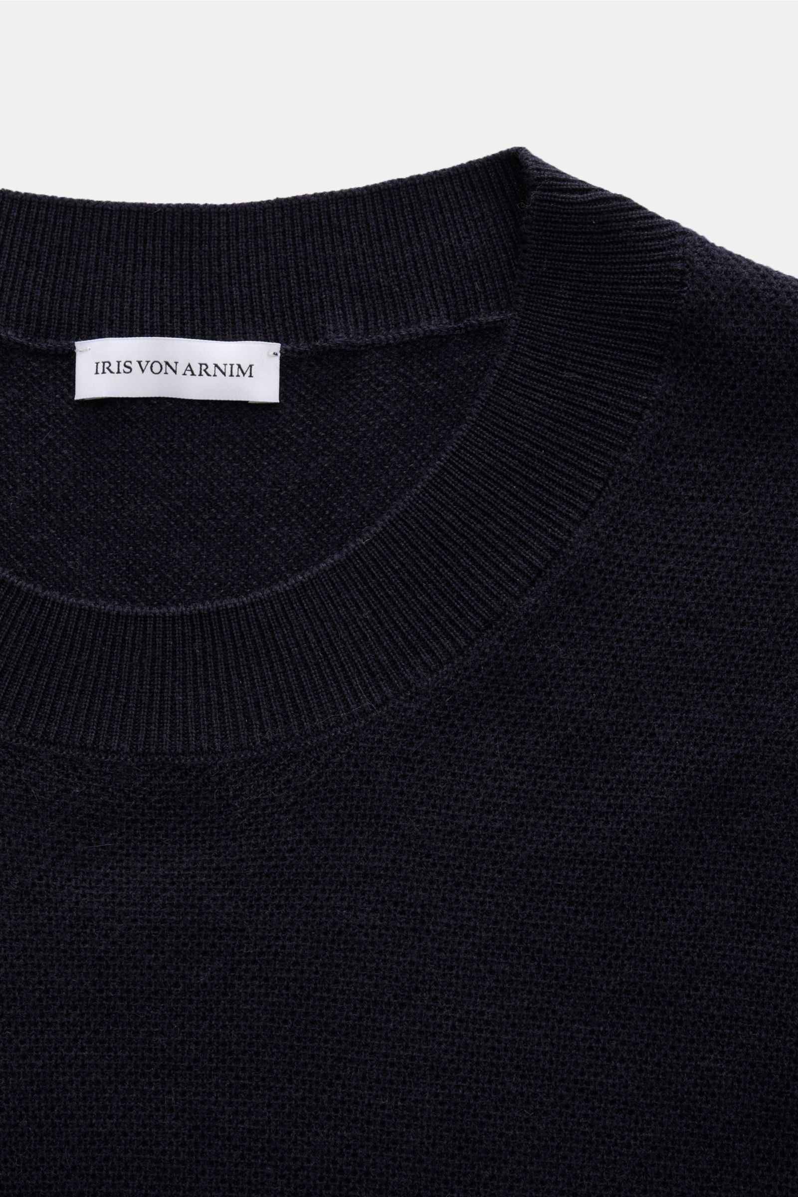 Iris von Arnim Cashmere-Seide Feinstrick-Rundhalspullover 'Presano' navy shown from a close-up top-down perspective, highlighting the fine piqué texture, round neckline, and ribbed collar; features a mix of cashmere and silk for a very soft feel, regular 