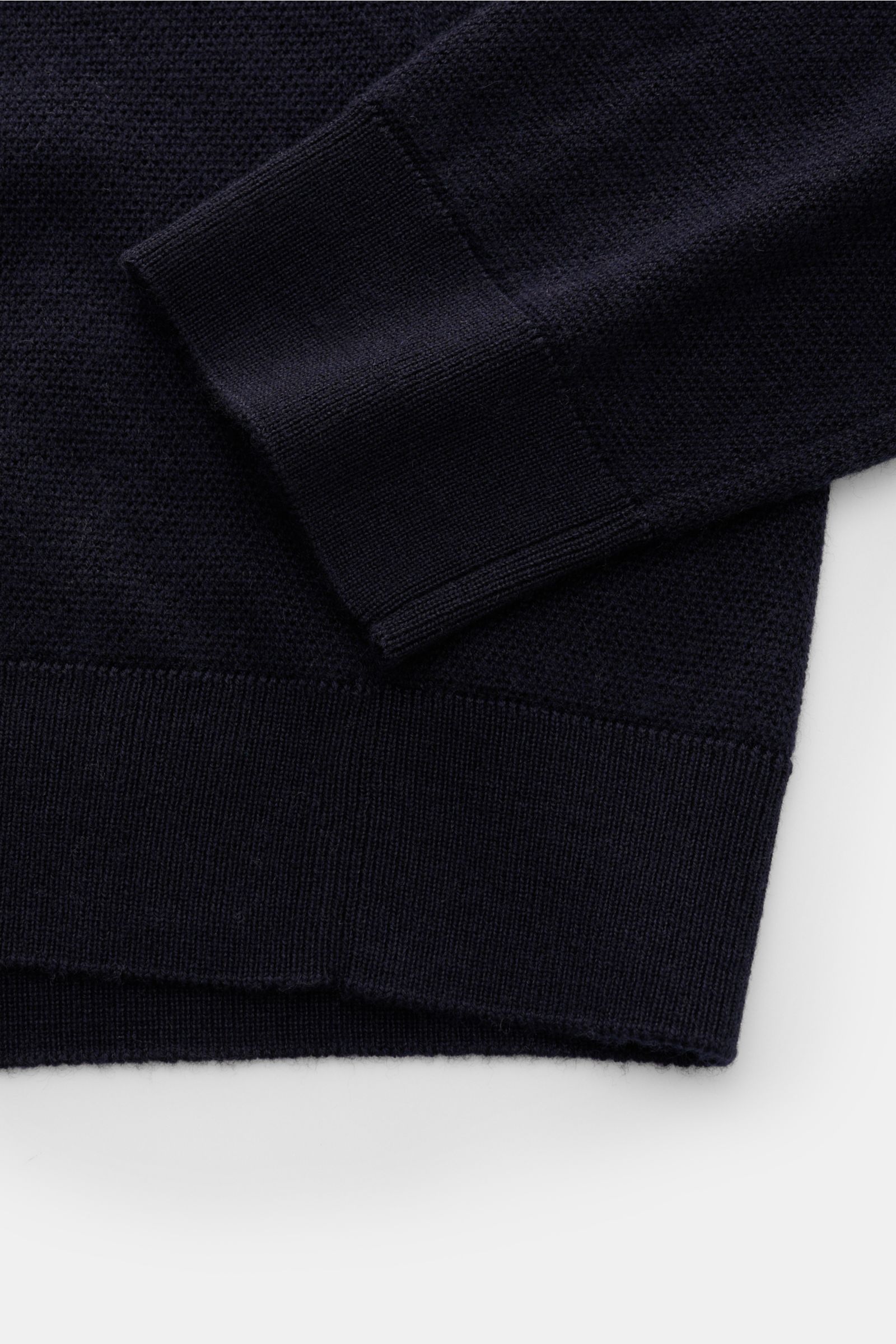 Close-up side view of the navy Iris von Arnim Cashmere-Seide Feinstrick-Rundhalspullover 'Presano' sleeve and hem, showing its fine piqué structure, soft cashmere-silk blend, regular fit, round neckline, and comfortable ribbed cuffs. Der Rundhalspullov