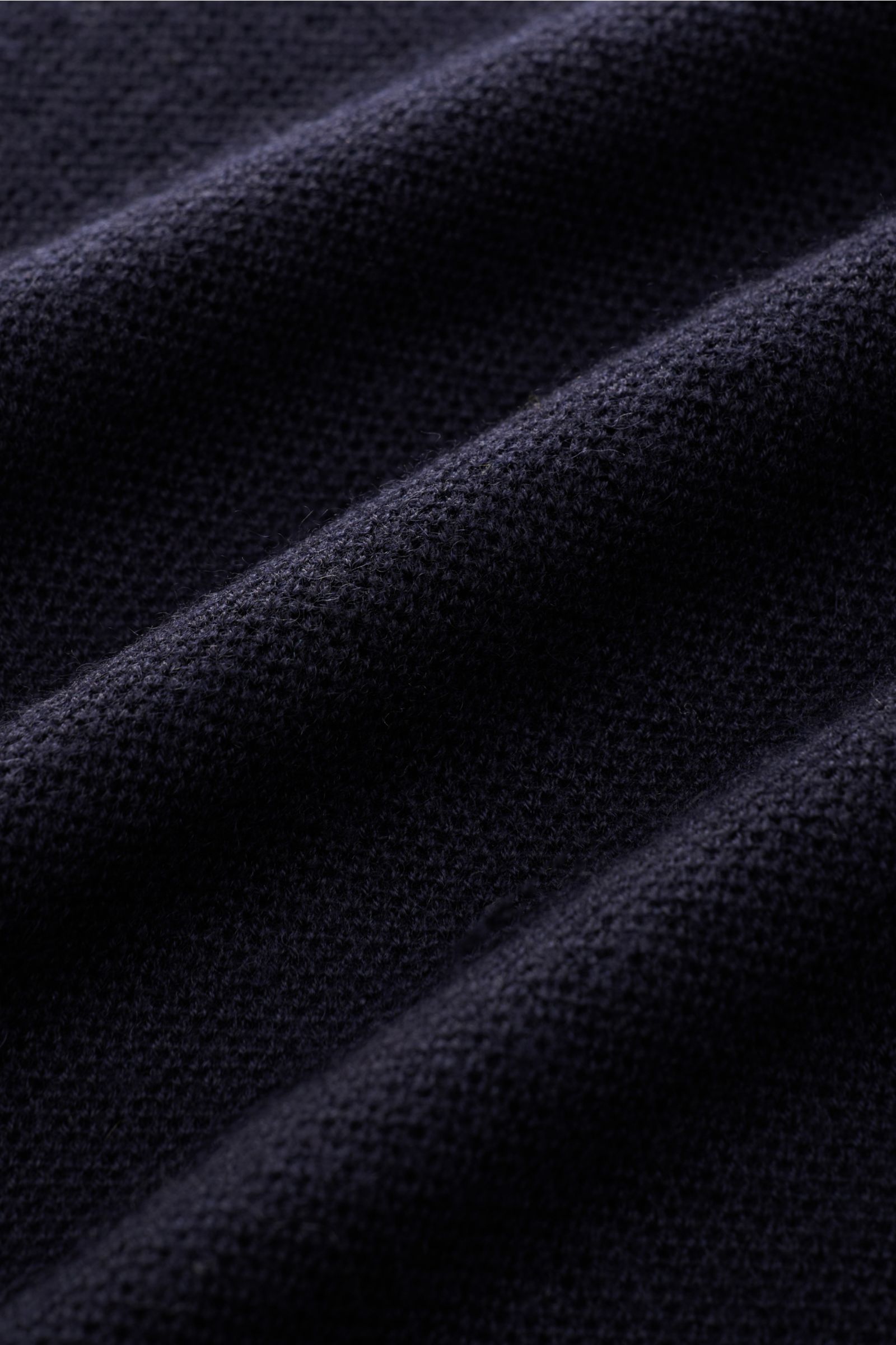Close-up front view of navy fabric texture showing fine piqué knit of Iris von Arnim Cashmere-Seide Feinstrick-Rundhalspullover 'Presano' navy. The Rundhalspullover 'Presano' zeigt den Luxus von IRIS VON ARNIM in seiner leichtesten Form: Cashmere und Seid