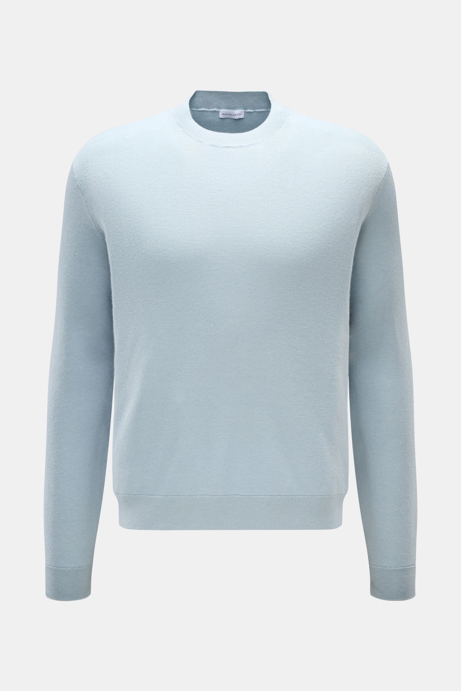 Front view of Iris von Arnim Cashmere-Seide Feinstrick-Rundhalspullover 'Presano' hellblau with round neckline, ribbed cuffs, soft piqué texture, regular fit, cashmere and silk blend.  
Der Rundhalspullover 'Presano' zeigt den Luxus von IRIS VON ARNIM 