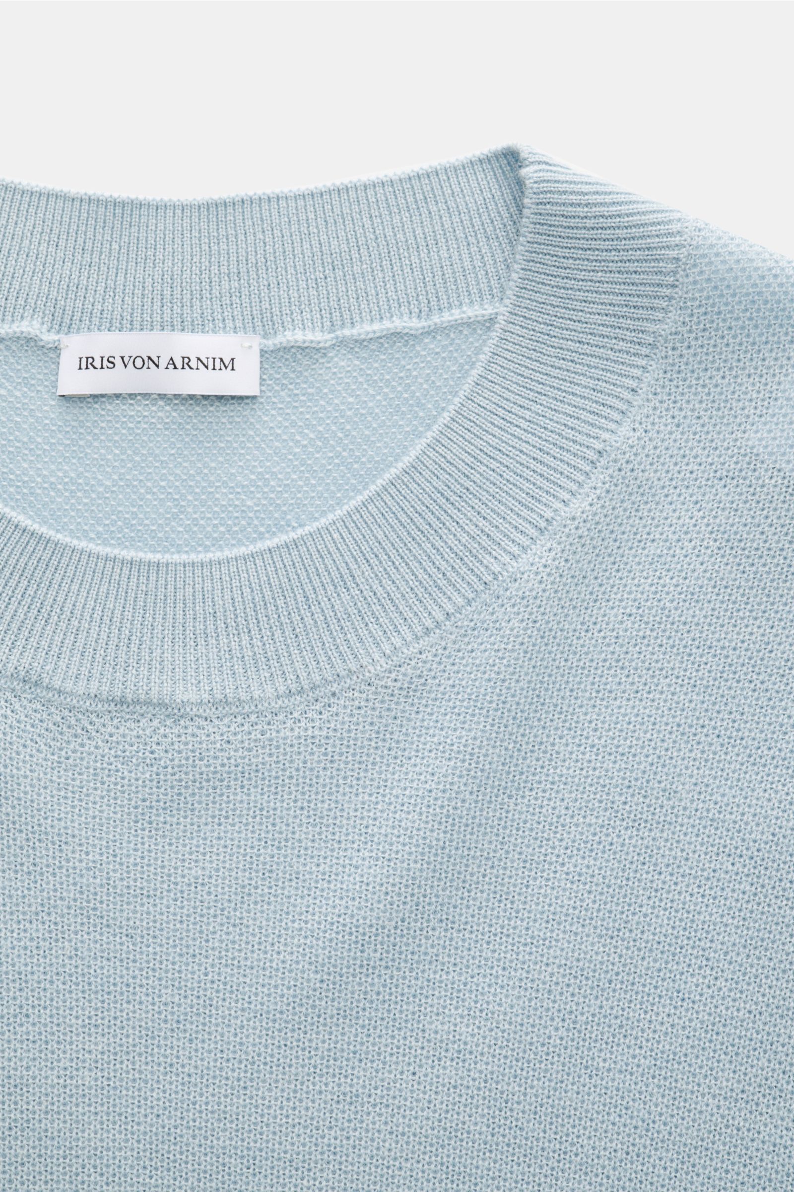 Close-up top-down view of the Iris von Arnim Cashmere-Seide Feinstrick-Rundhalspullover 'Presano' hellblau, showing light blue fine piqué knit, round neckline, and ribbed collar. Der Rundhalspullover 'Presano' zeigt den Luxus von IRIS VON ARNIM in seiner 