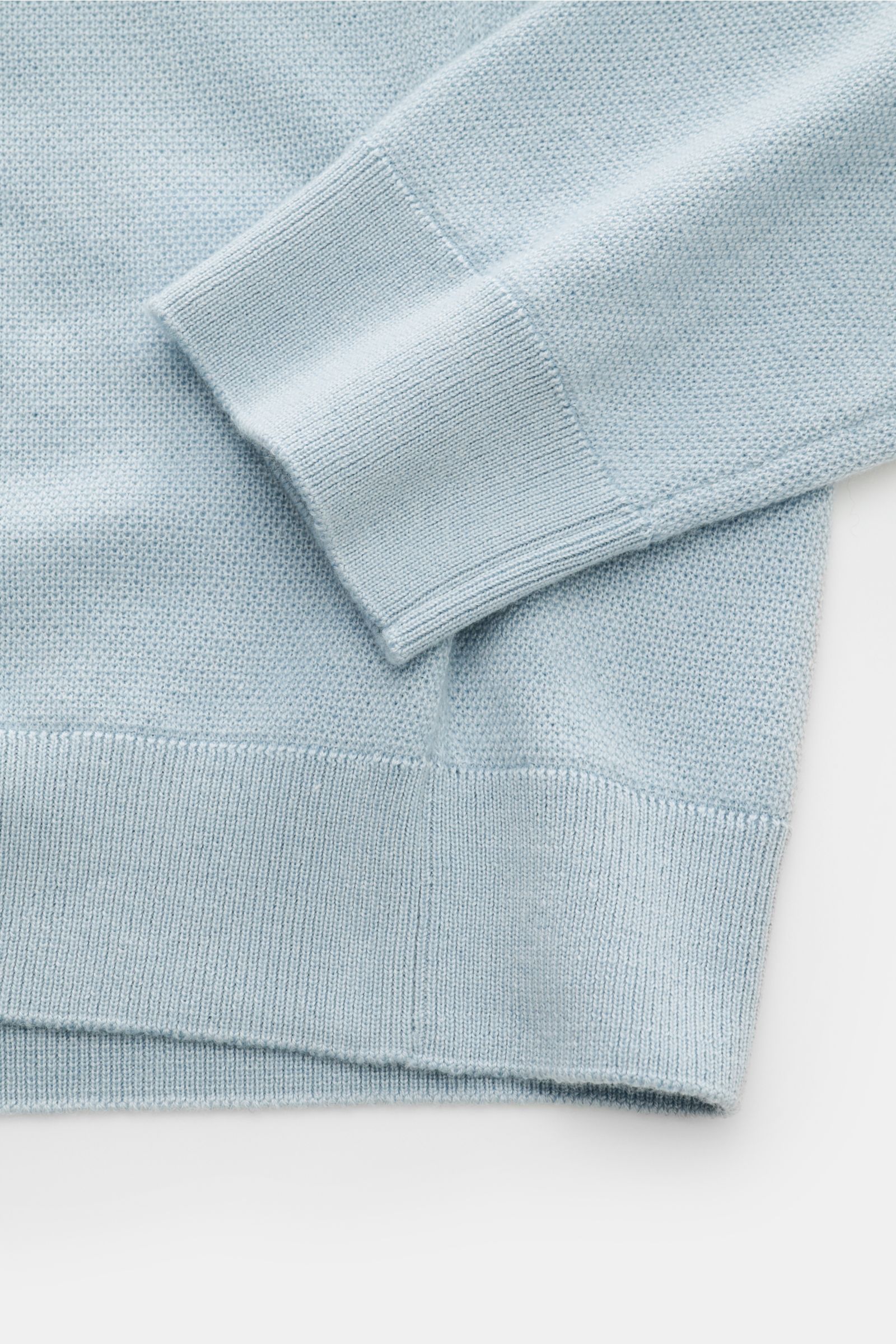 Close-up top view of Iris von Arnim Cashmere-Seide Feinstrick-Rundhalspullover 'Presano' hellblau showing fine piqué texture, ribbed cuffs, and hem. Der Rundhalspullover 'Presano' zeigt den Luxus von IRIS VON ARNIM in seiner leichtesten Form: Cashmere 