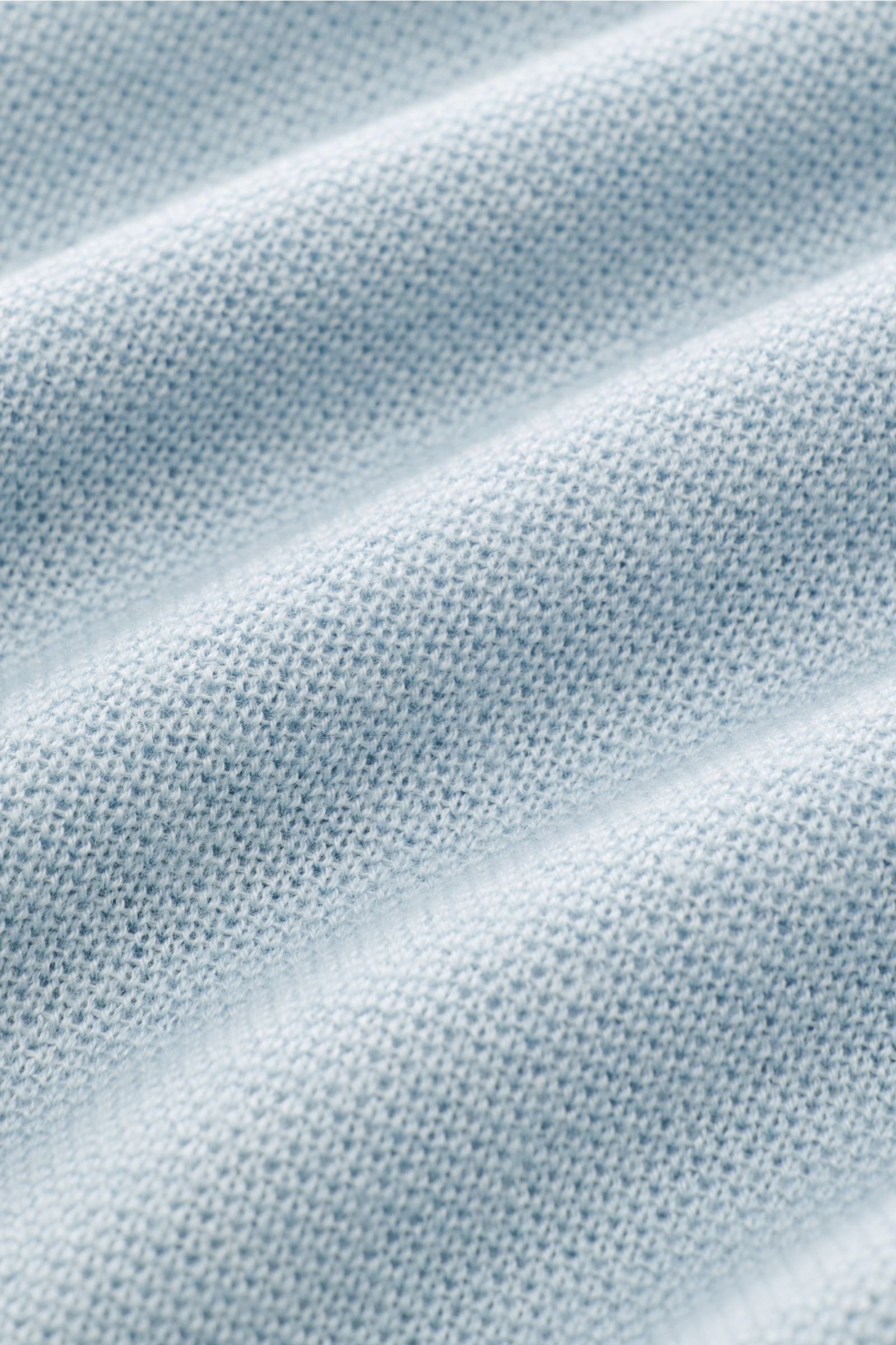 Close-up front view of Iris von Arnim Cashmere-Seide Feinstrick-Rundhalspullover 'Presano' hellblau showing fine piqué texture and soft fabric.

Der Rundhalspullover 'Presano' zeigt den Luxus von IRIS VON ARNIM in seiner leichtesten Form: Cashmere und 