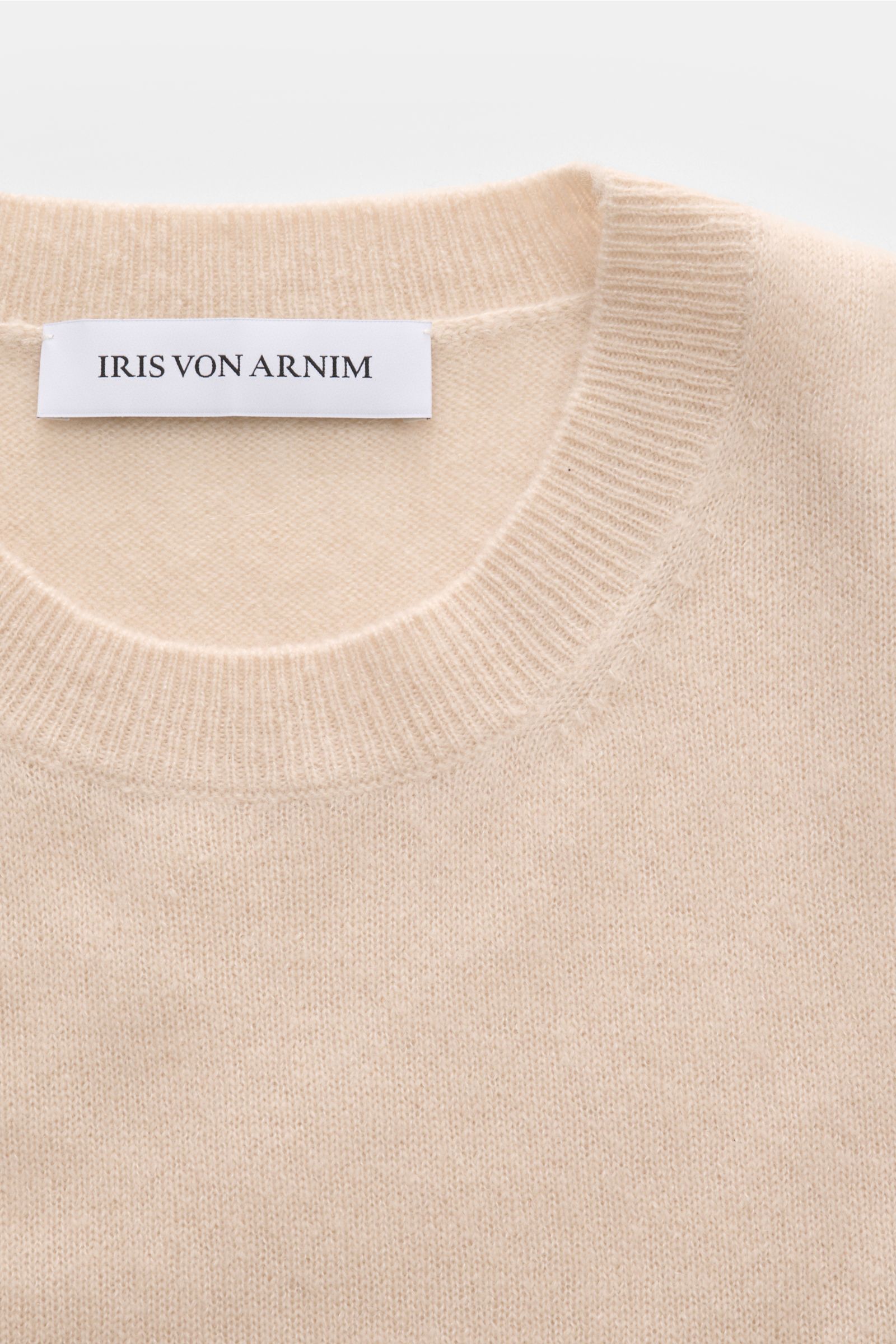 Close-up top view of Iris von Arnim Cashmere-Seide Rundhalspullover 'Amiro' beige, featuring a round neckline, fine knit, soft texture, and ribbed cuffs. Der Rundhalspullover 'Amiro' bringt den Luxus von IRIS VON ARNIM auf den Punkt: Cashmere und Seide