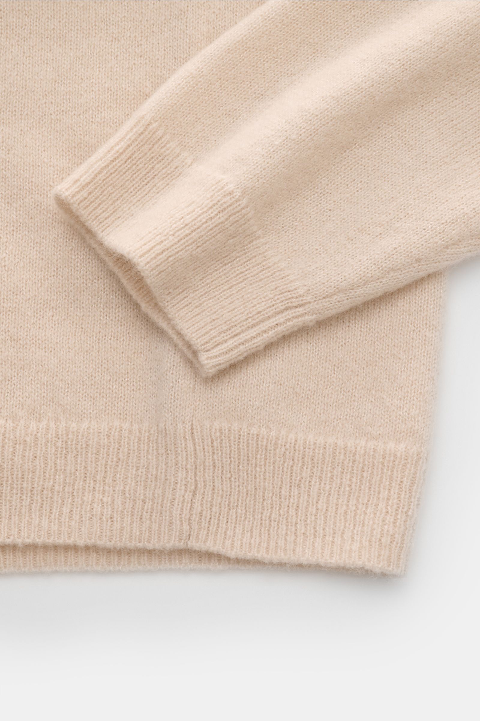 Beige Iris von Arnim Cashmere-Seide Rundhalspullover 'Amiro' shown from a close-up top-down angle, highlighting soft knit, ribbed cuffs, and hem. Der Rundhalspullover 'Amiro' bringt den Luxus von IRIS VON ARNIM auf den Punkt: Cashmere und Seide verschmelz