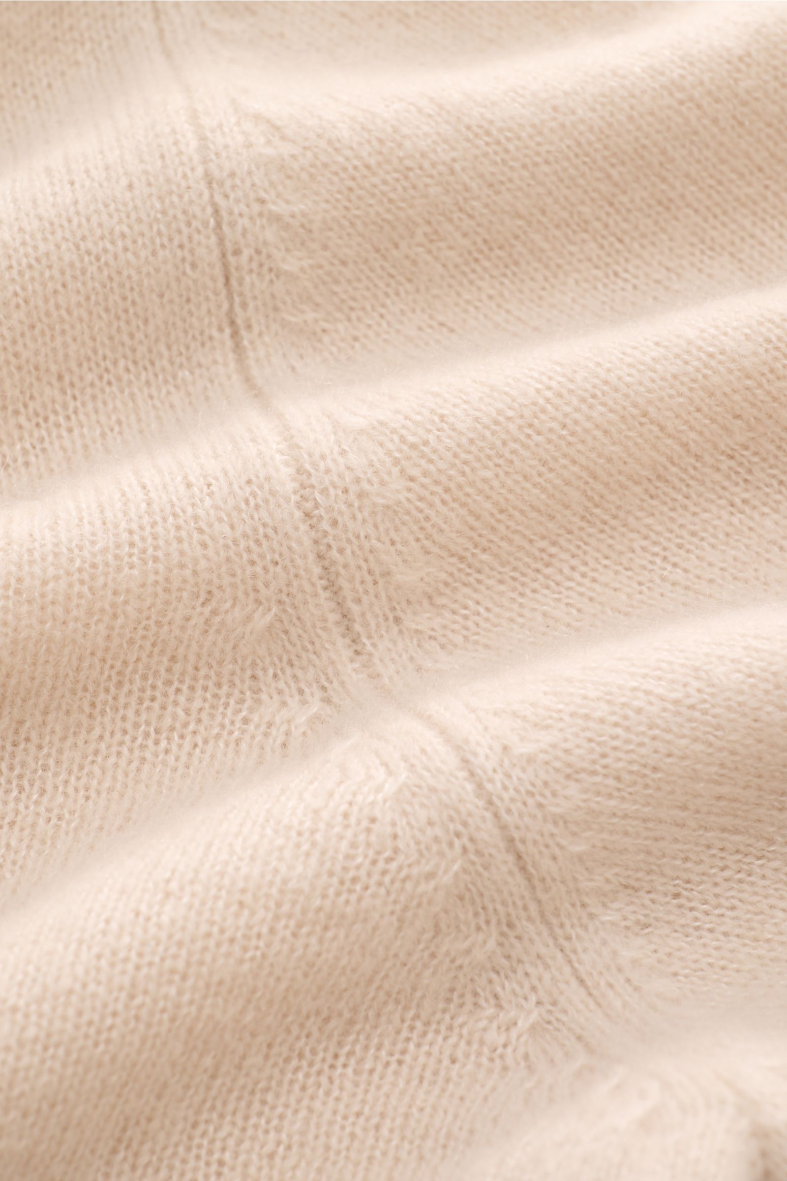 Close-up, top-down view of Iris von Arnim Cashmere-Seide Rundhalspullover 'Amiro' beige showcasing soft, fine knit texture and subtle stitching details. Der Rundhalspullover 'Amiro' bringt den Luxus von IRIS VON ARNIM auf den Punkt: Cashmere und Seide 